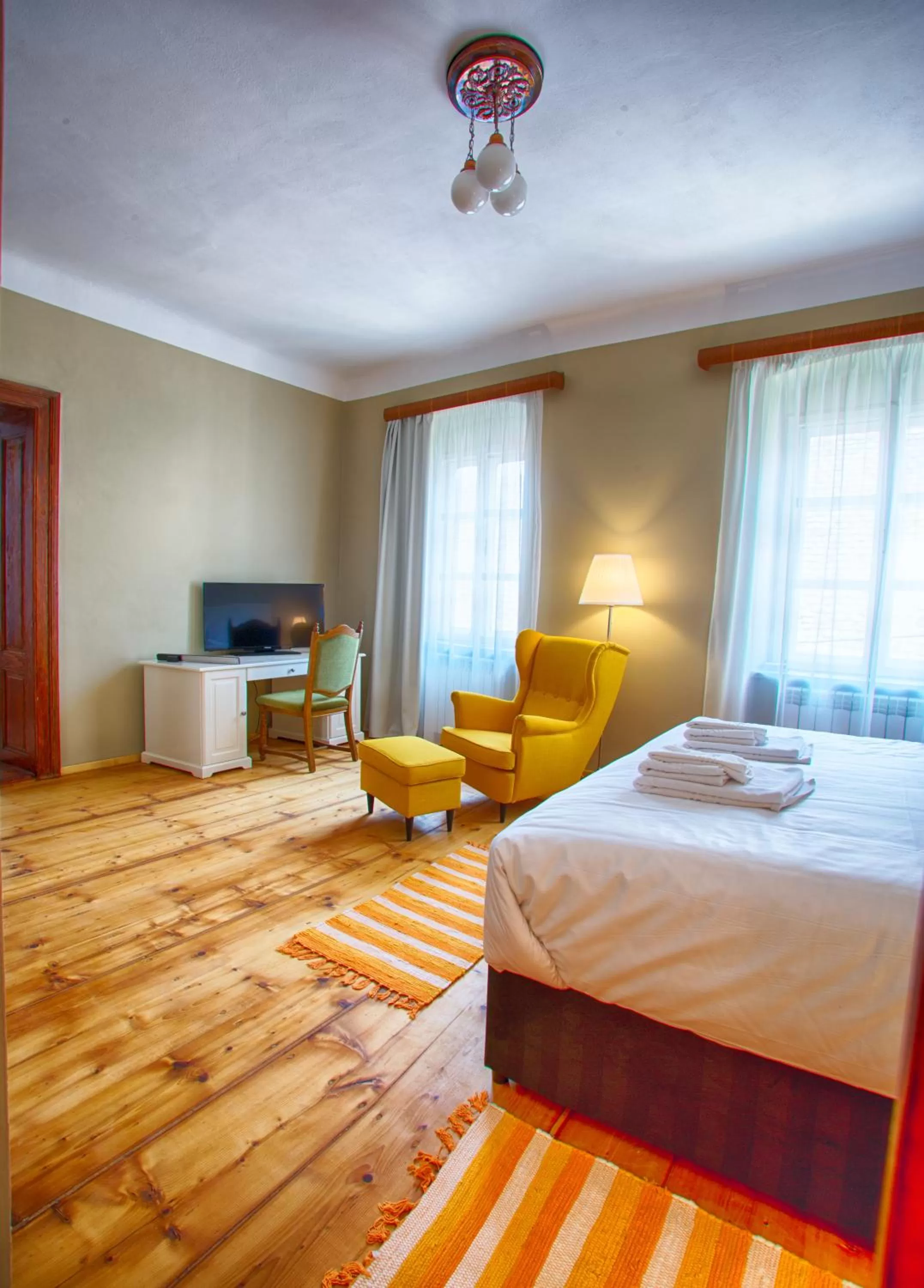 Seating area, Bed in Goldsmith