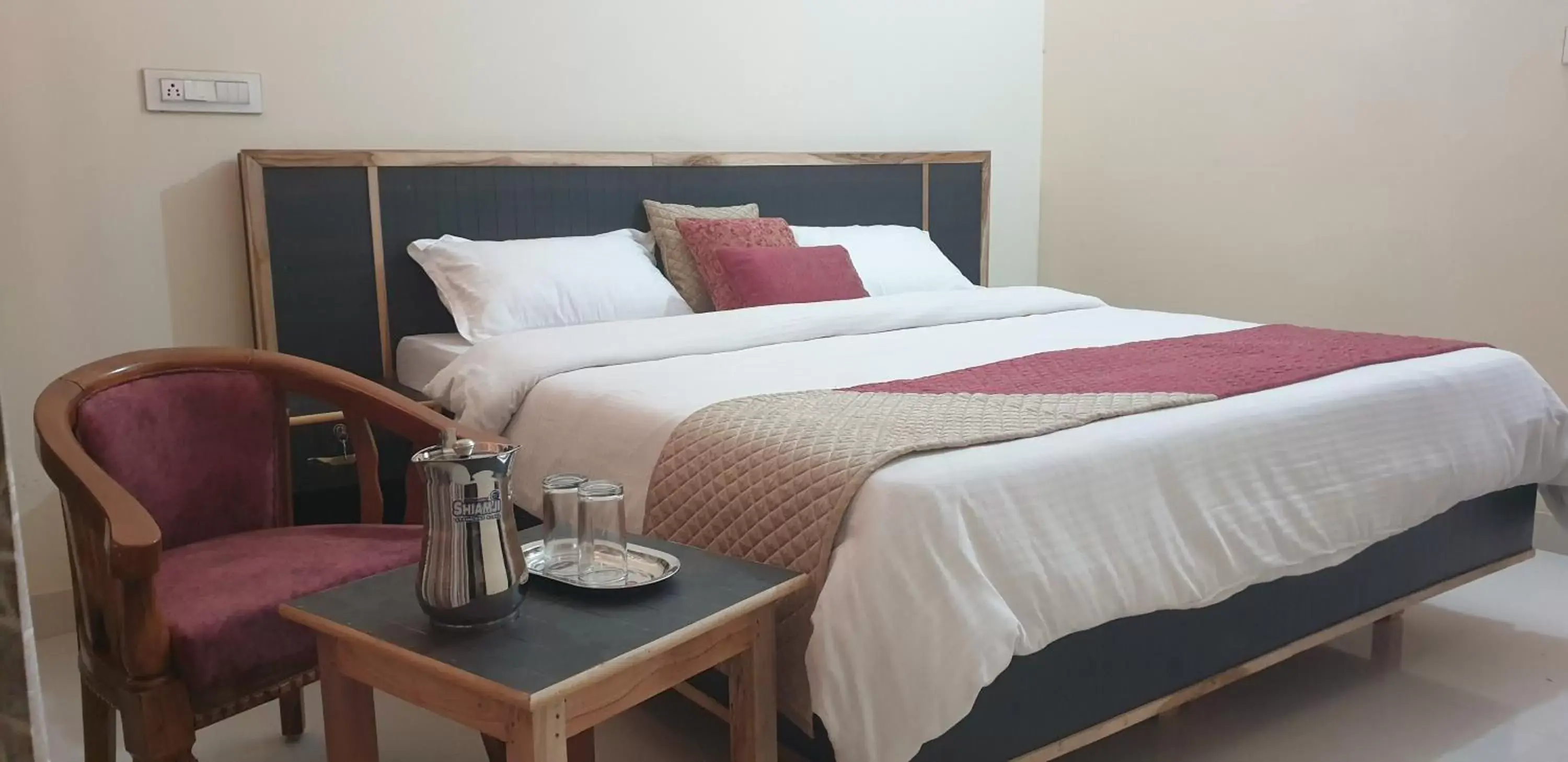 Budget Double Room in Maple Leaf Hotel Budget Double Room in Maple Leaf Hotel