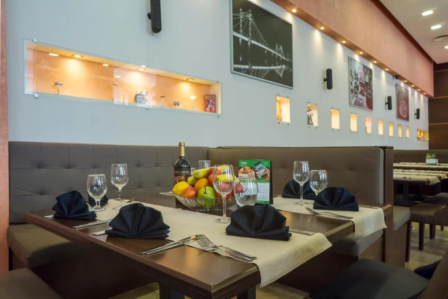 Restaurant/places to eat in Terra Hotel