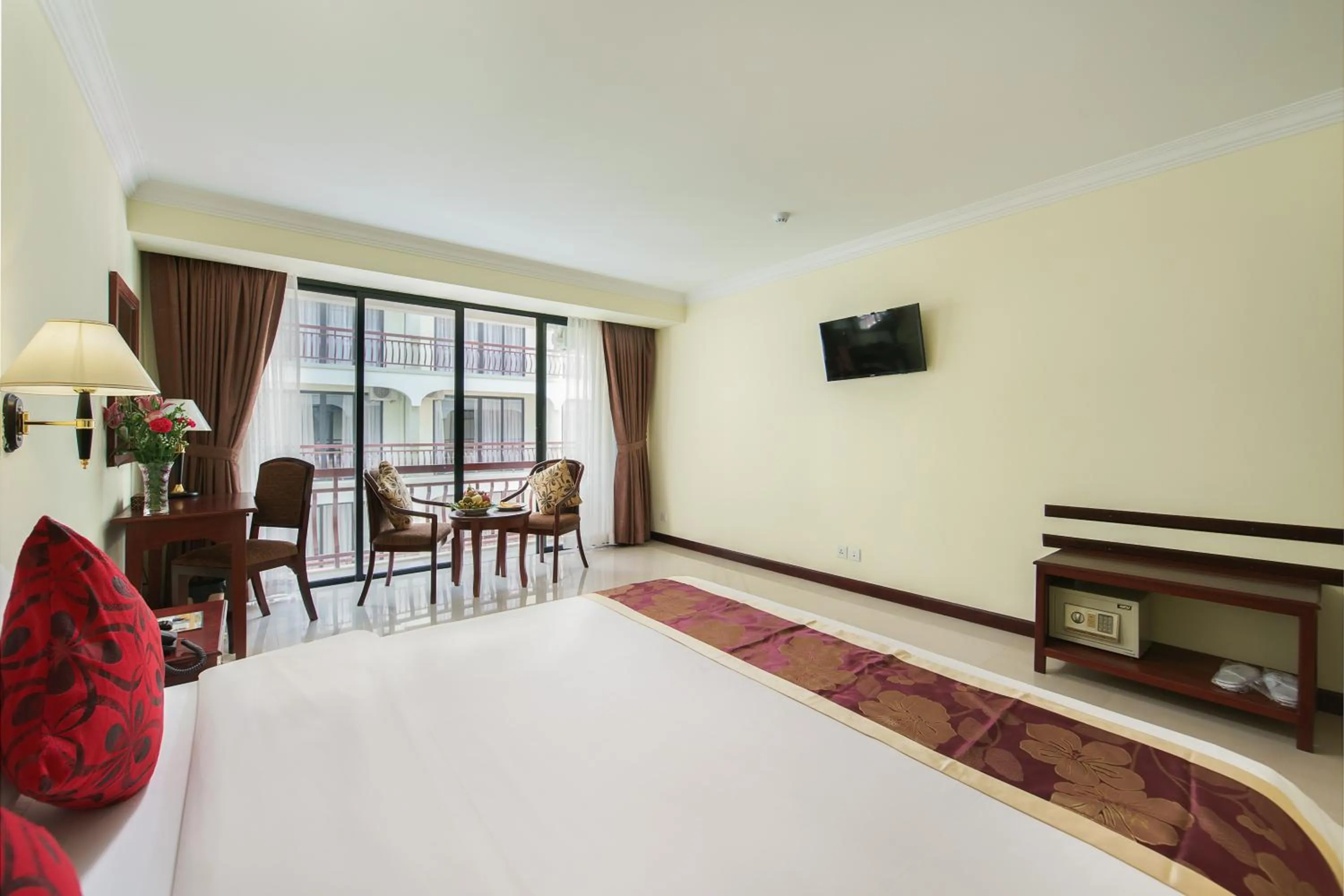 Photo of the whole room, Bed in Smiling Hotel