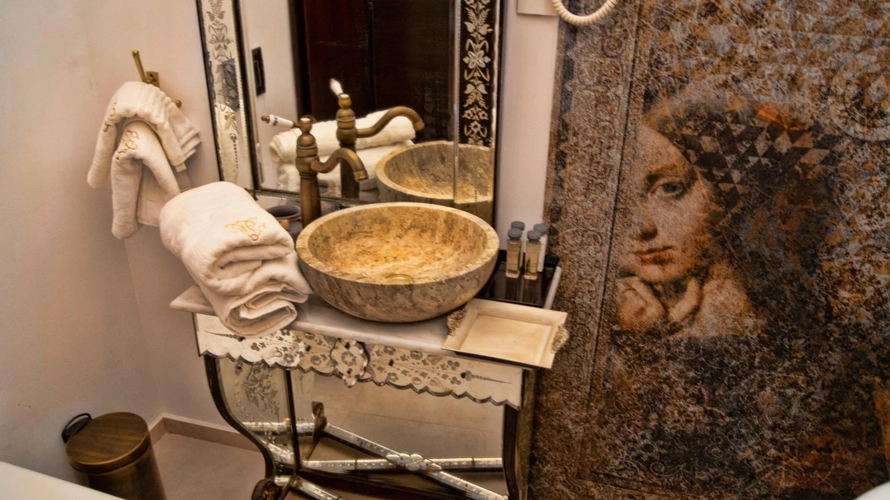 Toilet in Conacul Coroanei Luxury Boutique Hotel