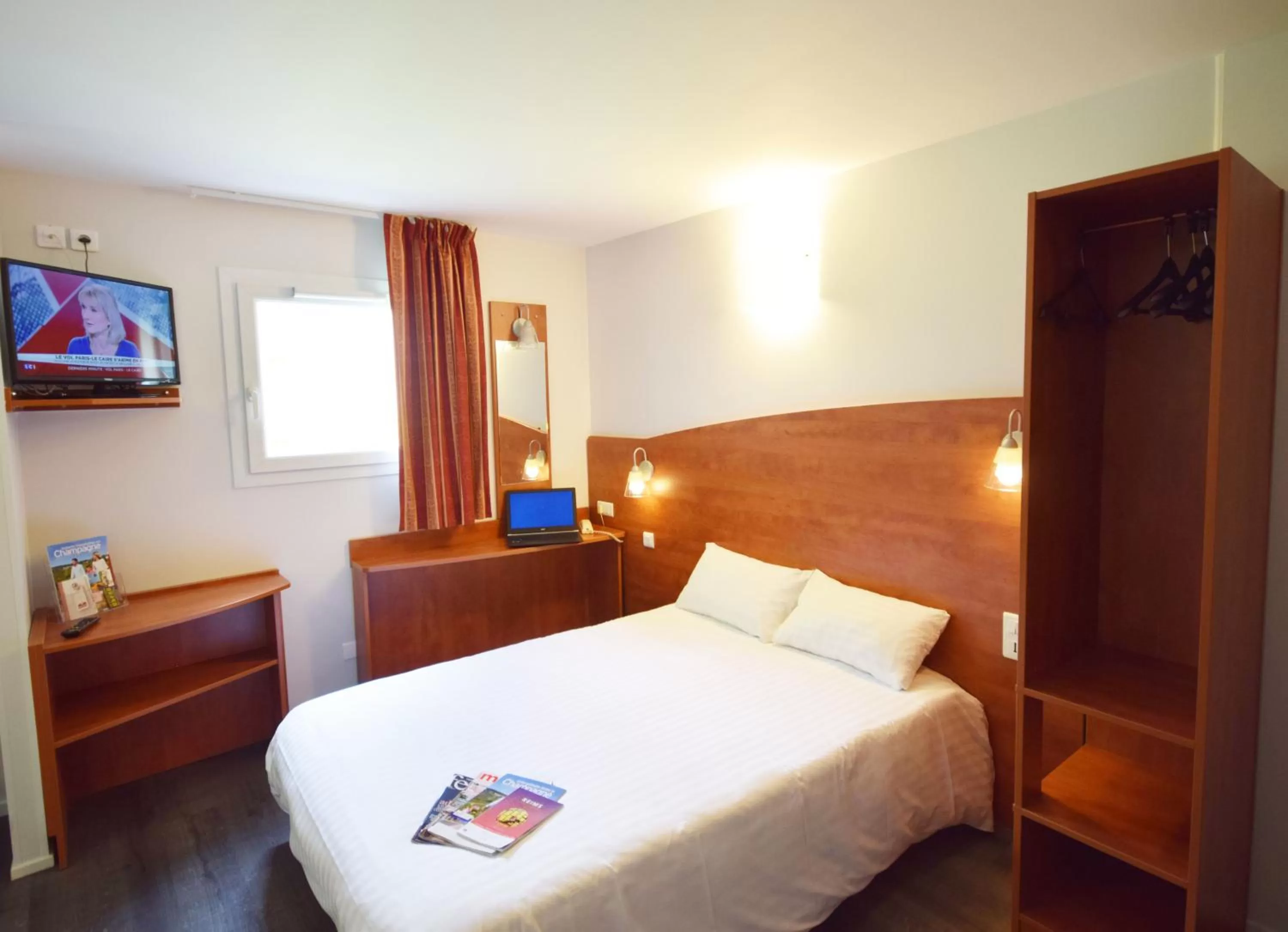 Bedroom, Bed in Brit Hotel Reims La Pompelle