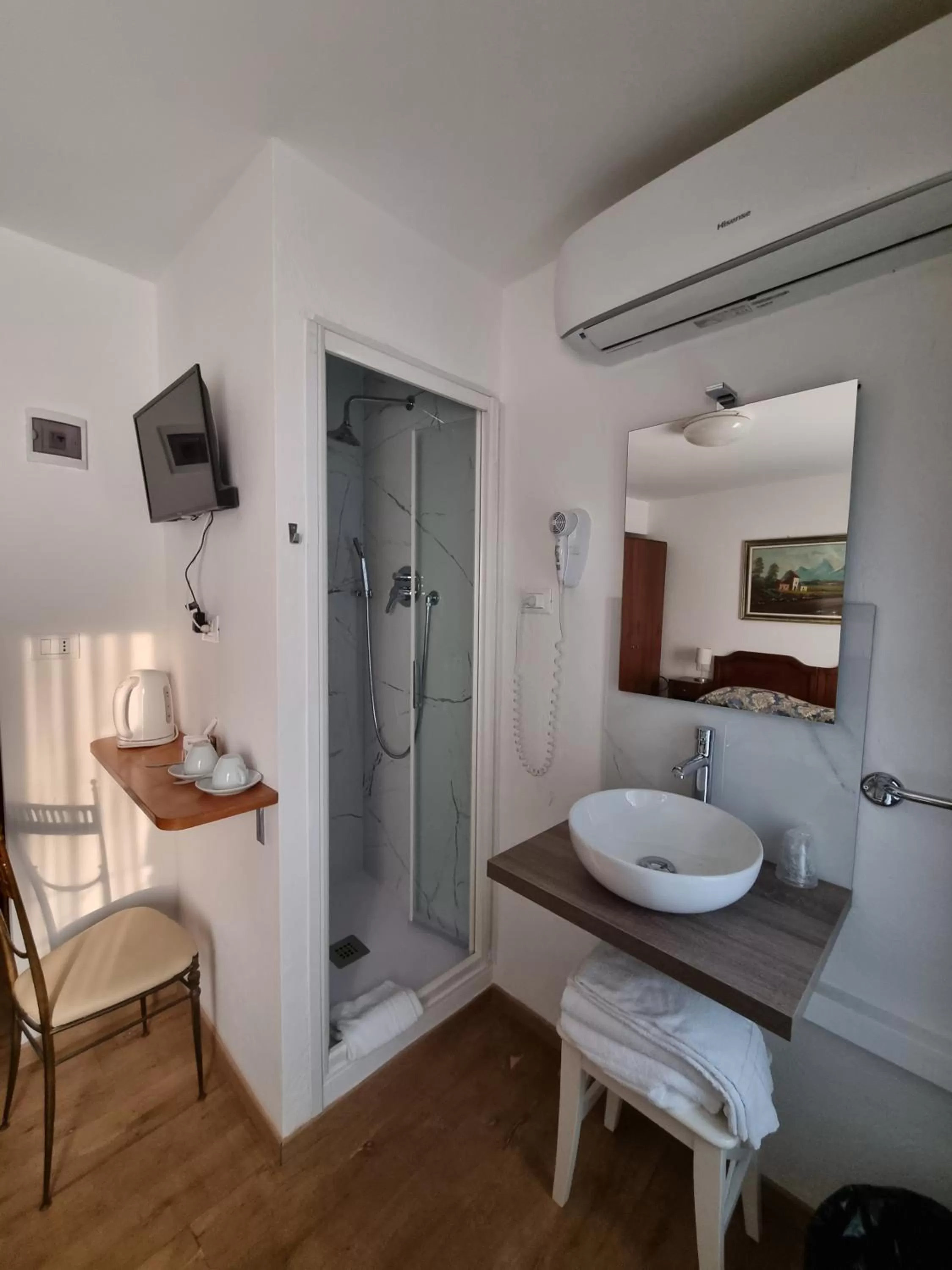 Shower, Bed in Albergo Casa Peron