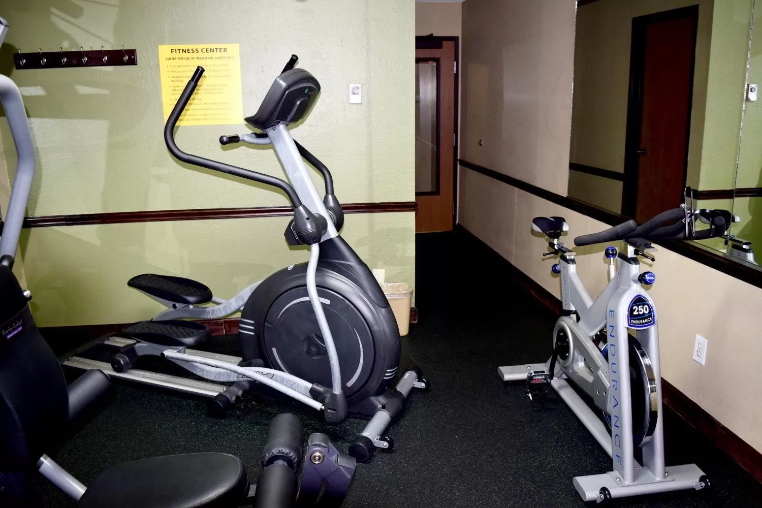 Fitness centre/facilities in Super 8 by Wyndham Homewood Birmingham Area