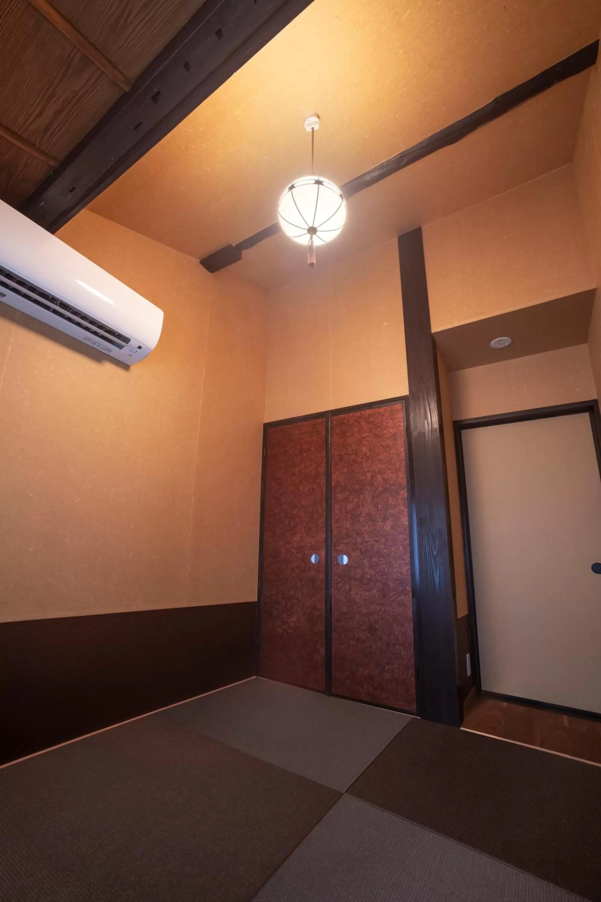 Photo of the whole room, Bed in Rinn Machiya Kuon