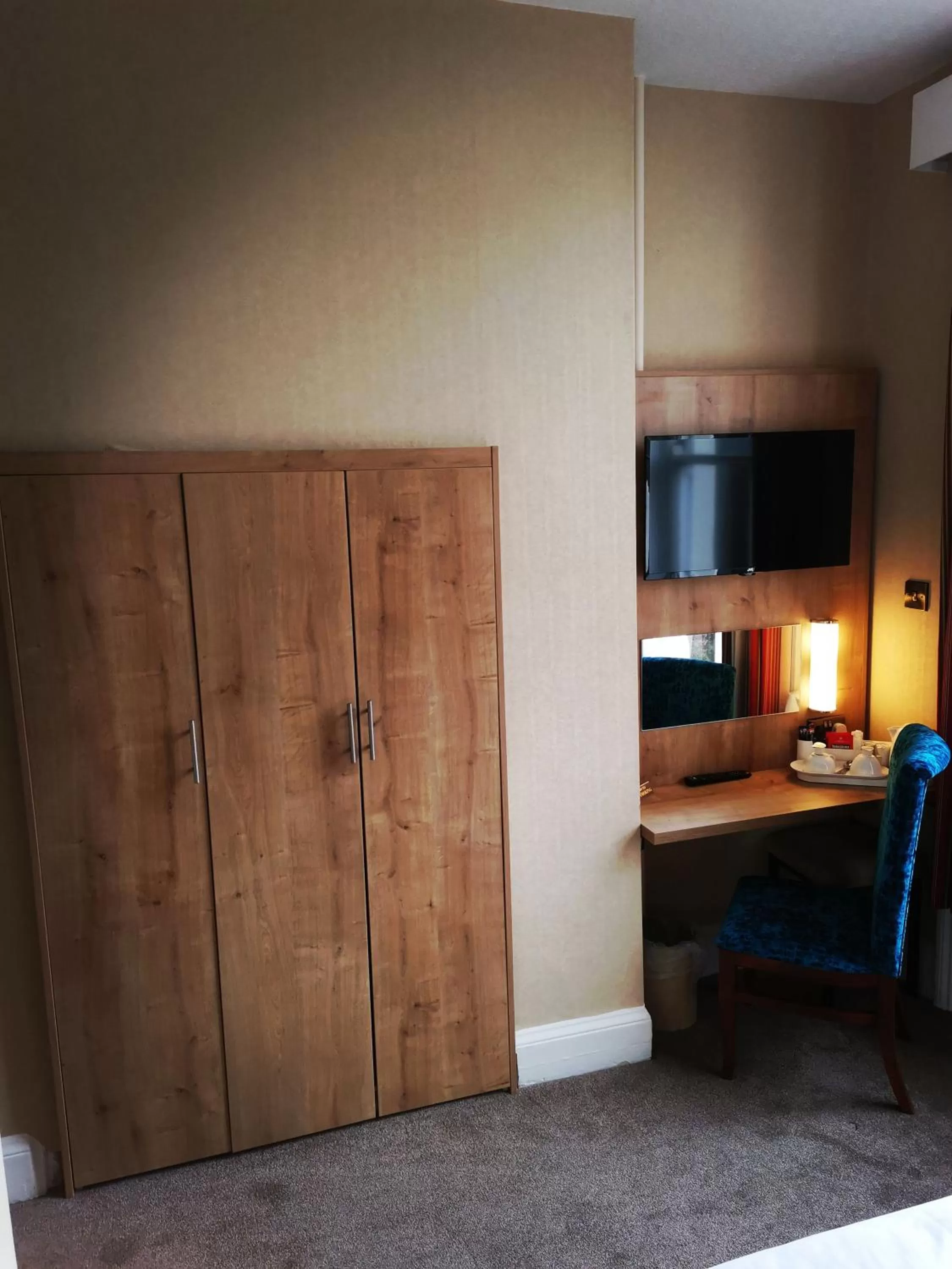 wardrobe, TV/Entertainment Center in The Red Lea Hotel