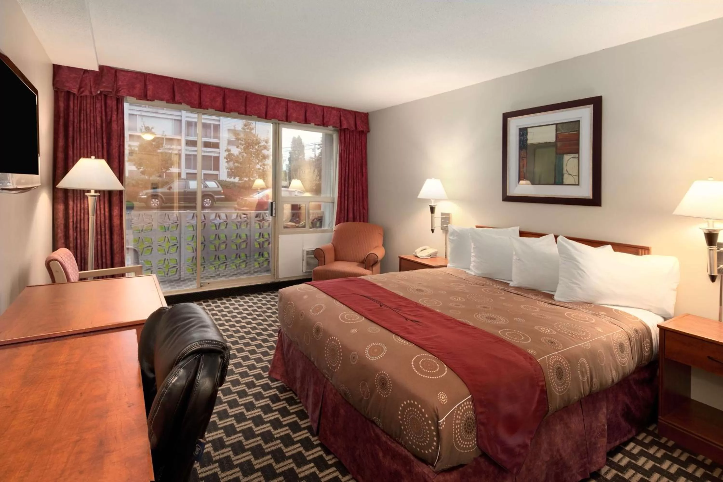 King Room - Non-Smoking in Travelodge by Wyndham Nanaimo