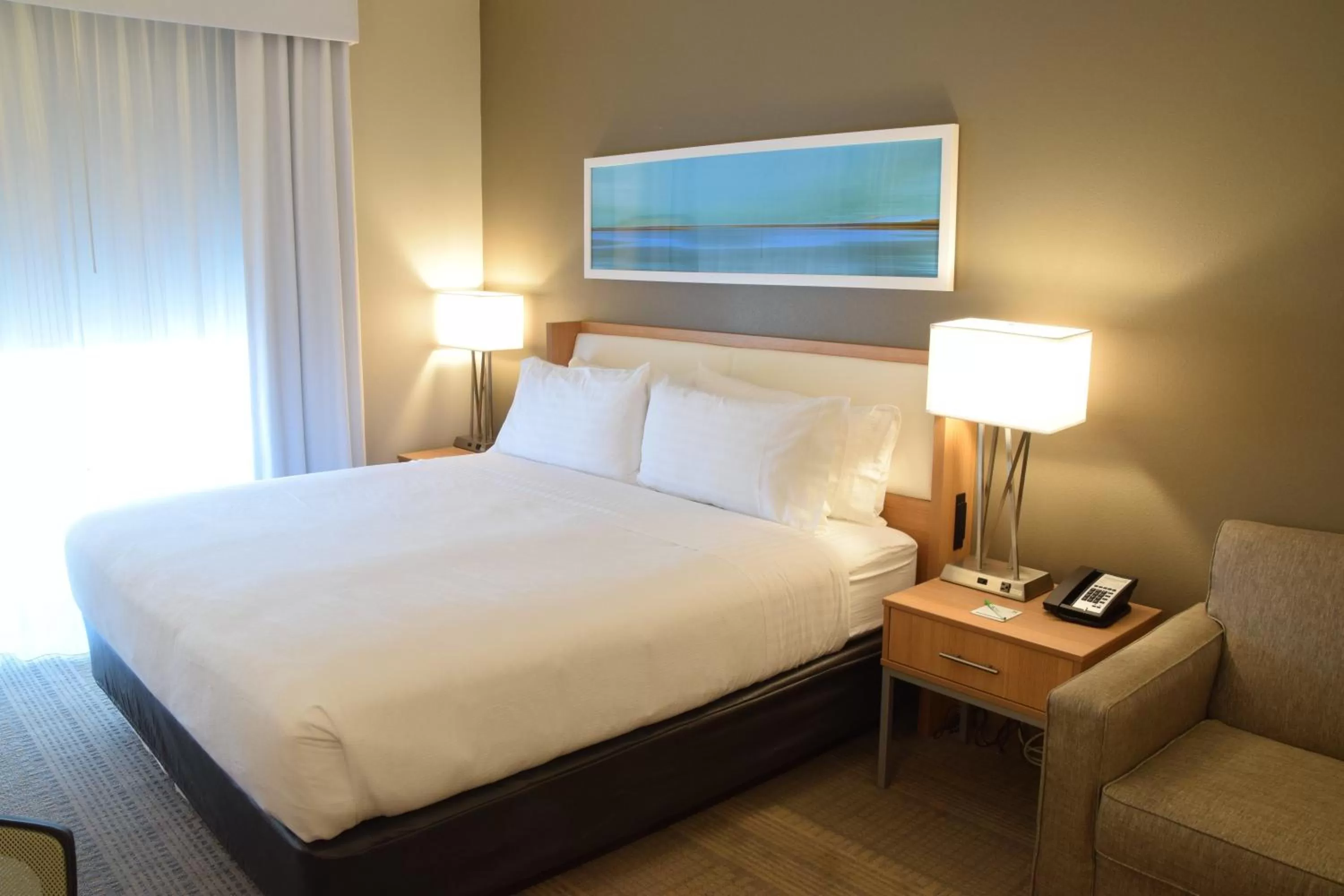 Photo of the whole room, Bed in Holiday Inn Cincinnati North West Chester by IHG