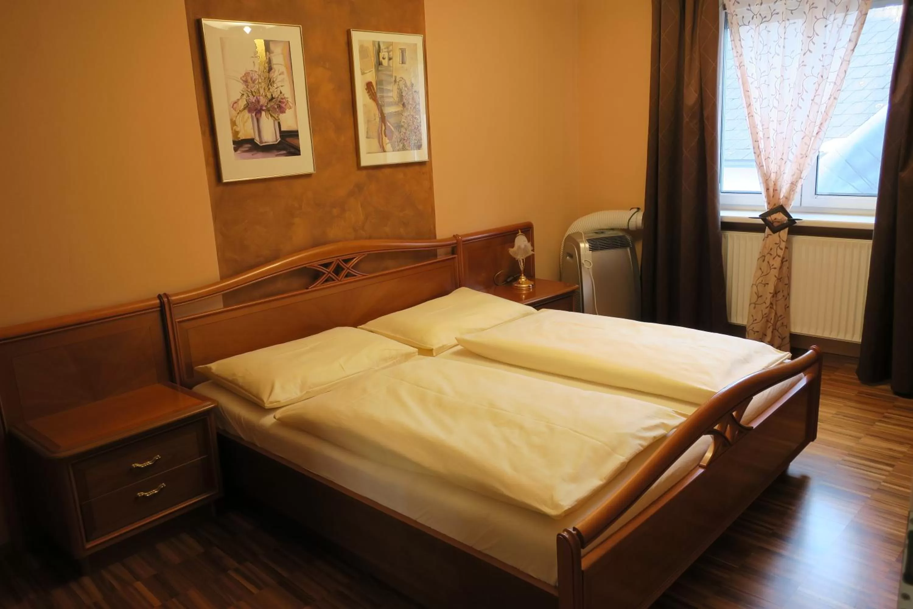 Bedroom, Bed in Hotel Restaurant Böck "Roter Hahn"