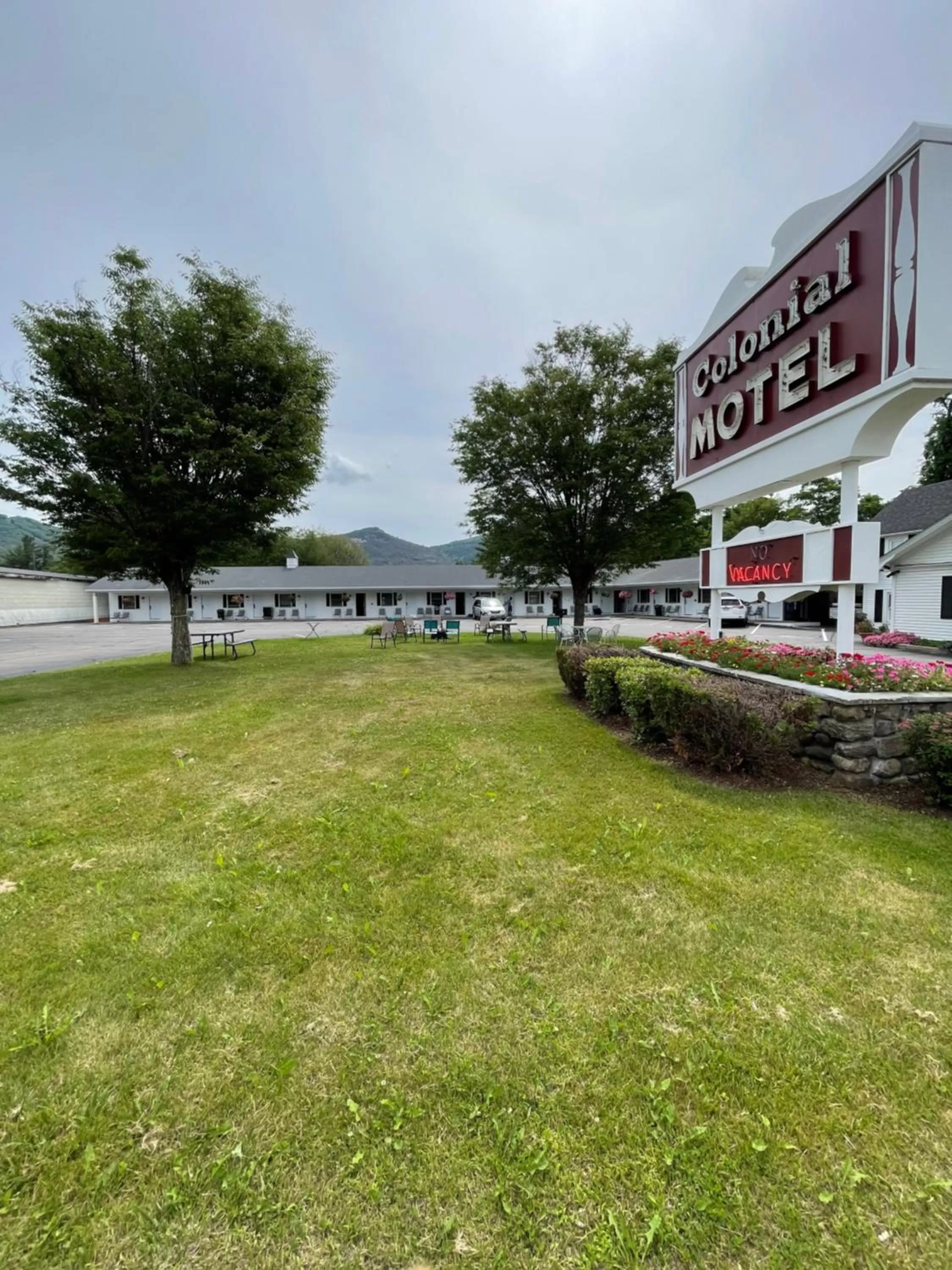 Garden view in Colonial Motel