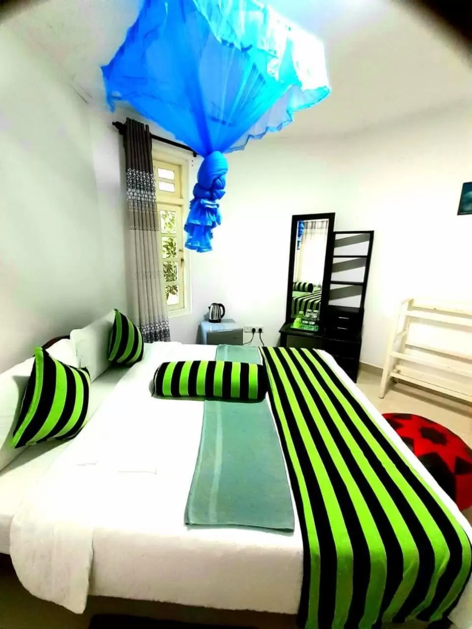 Bedroom, Bed in Green Lantern Inn