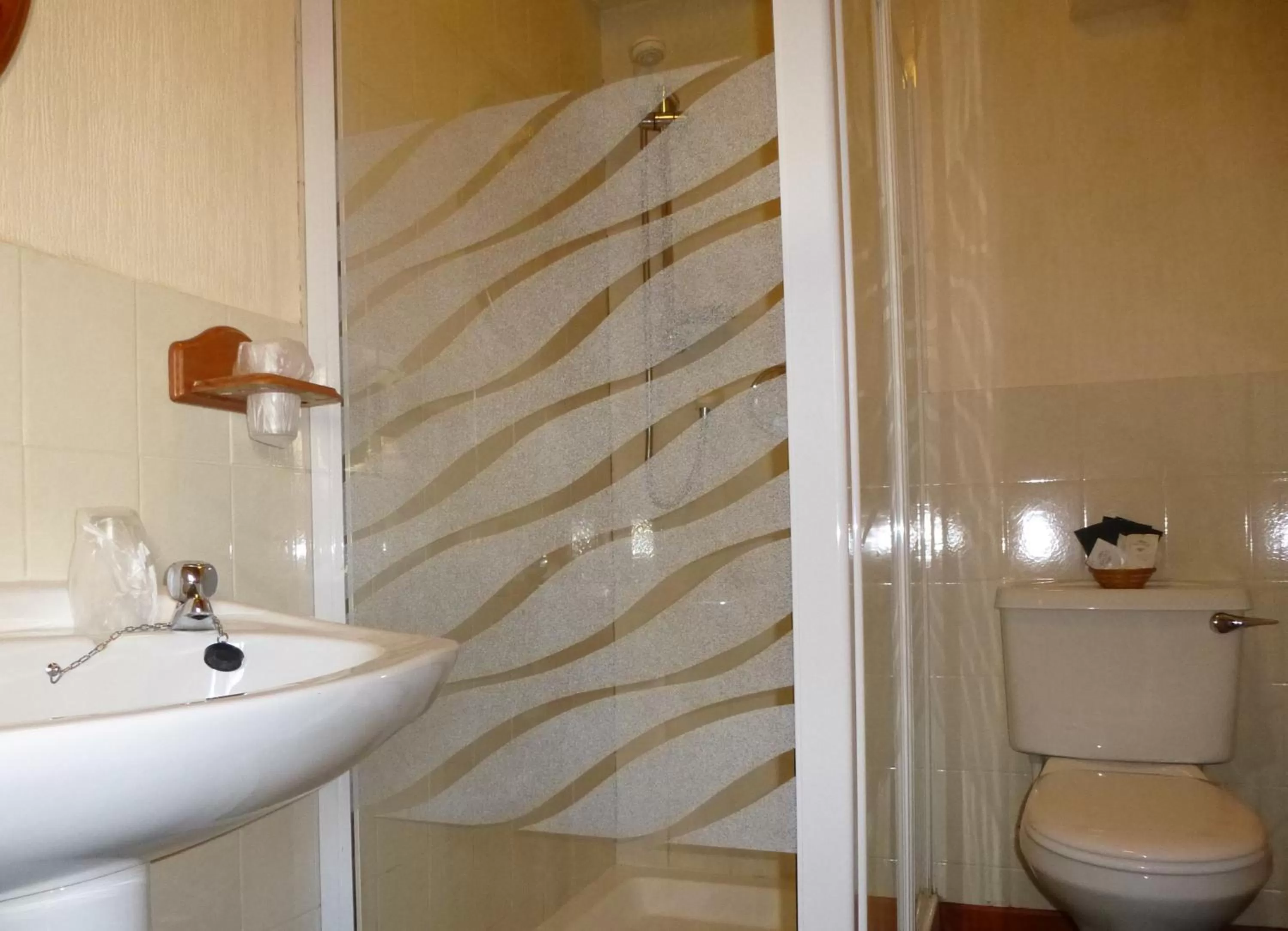 Bathroom in Somerton House Hotel