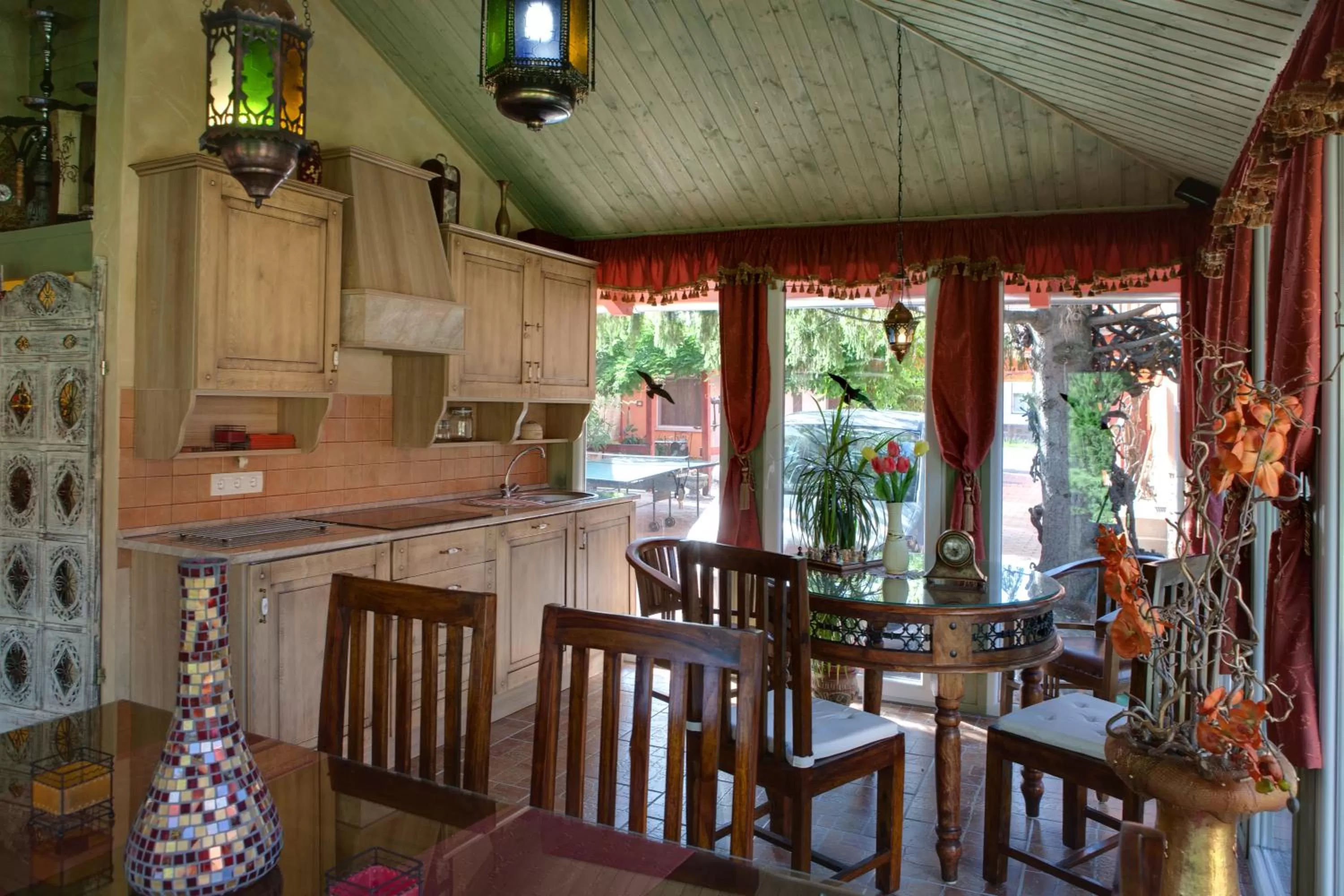 Communal lounge/ TV room, Kitchen/Kitchenette in Green Park Villa