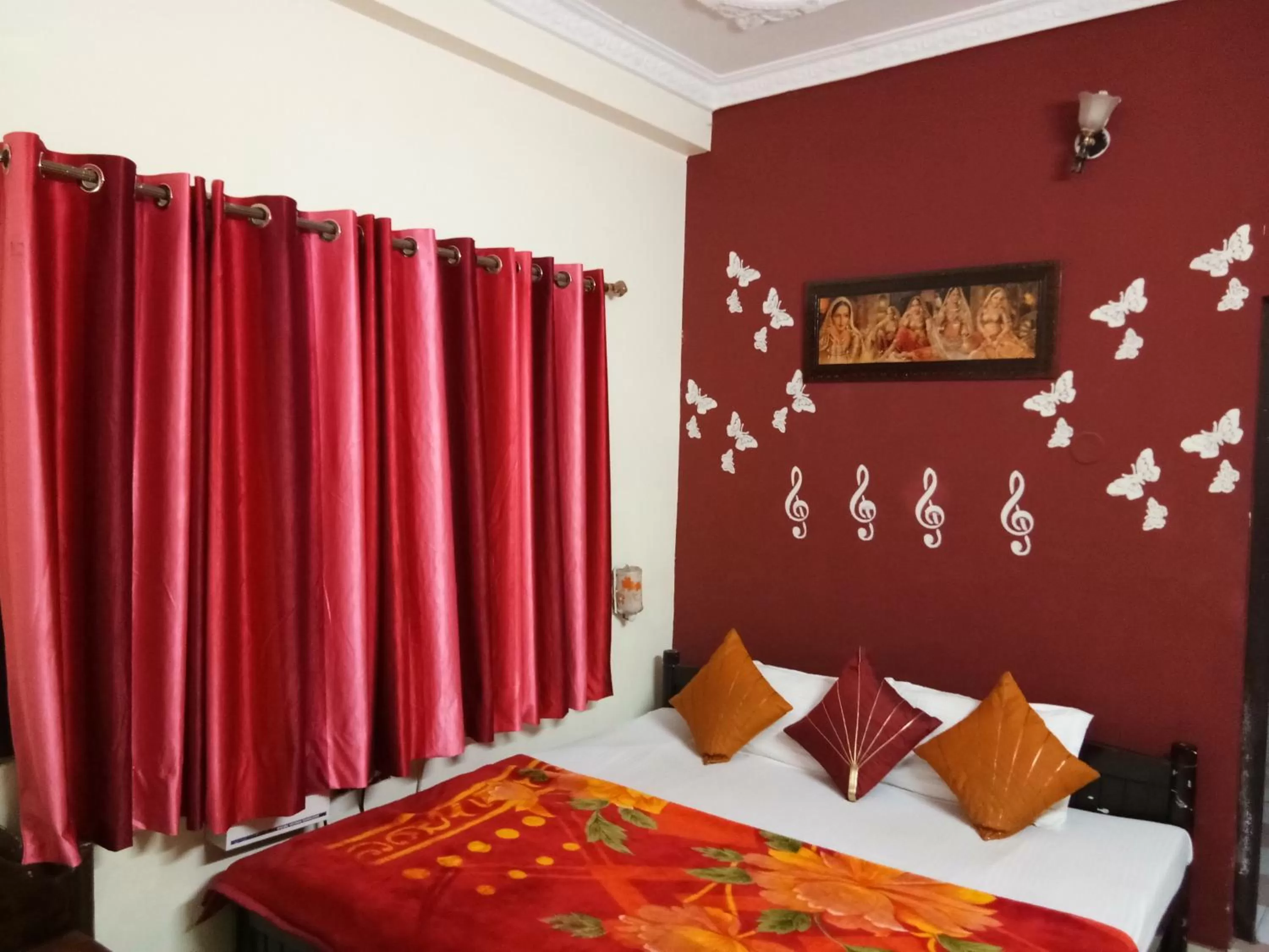 Photo of the whole room, Bed in Haveli Taragarh Palace