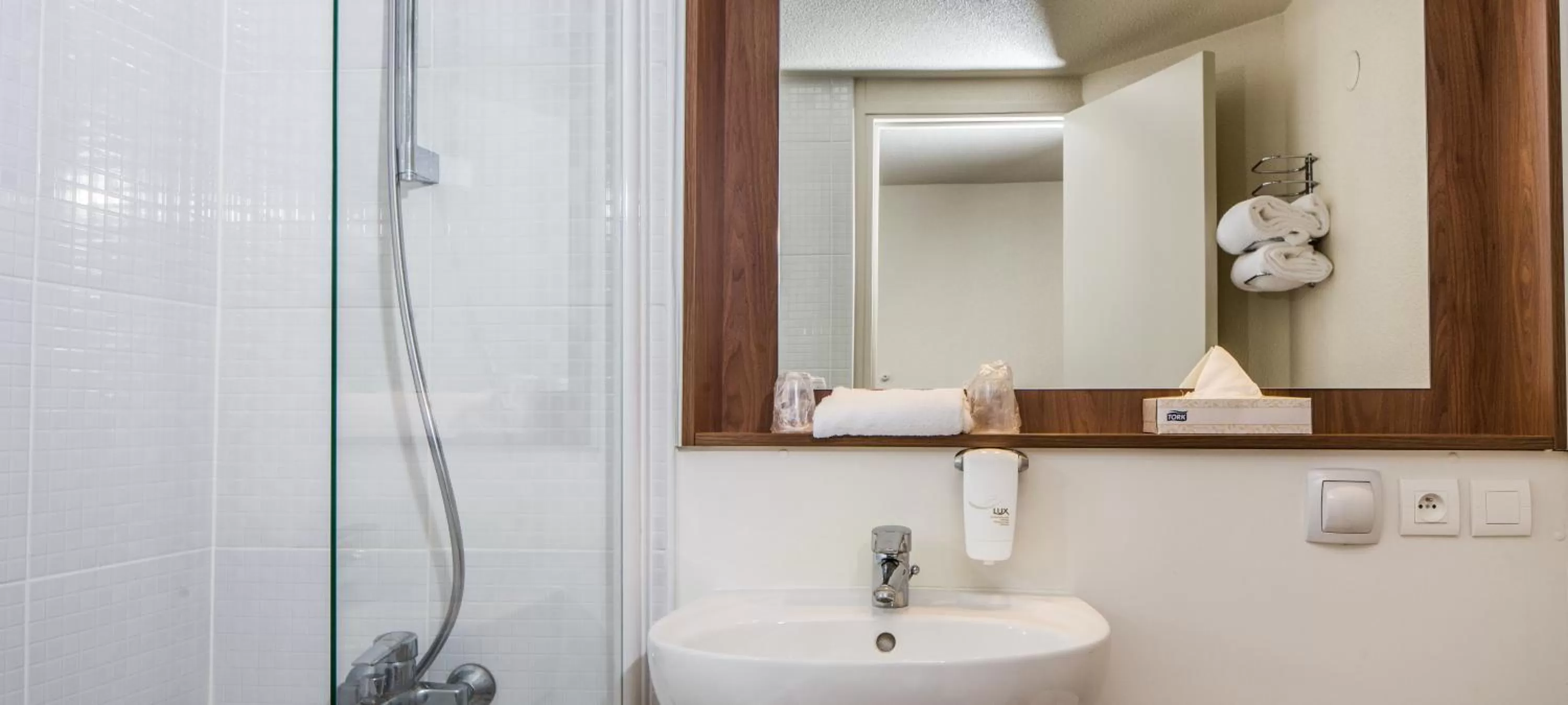 Bathroom in Kyriad Montargis Amilly