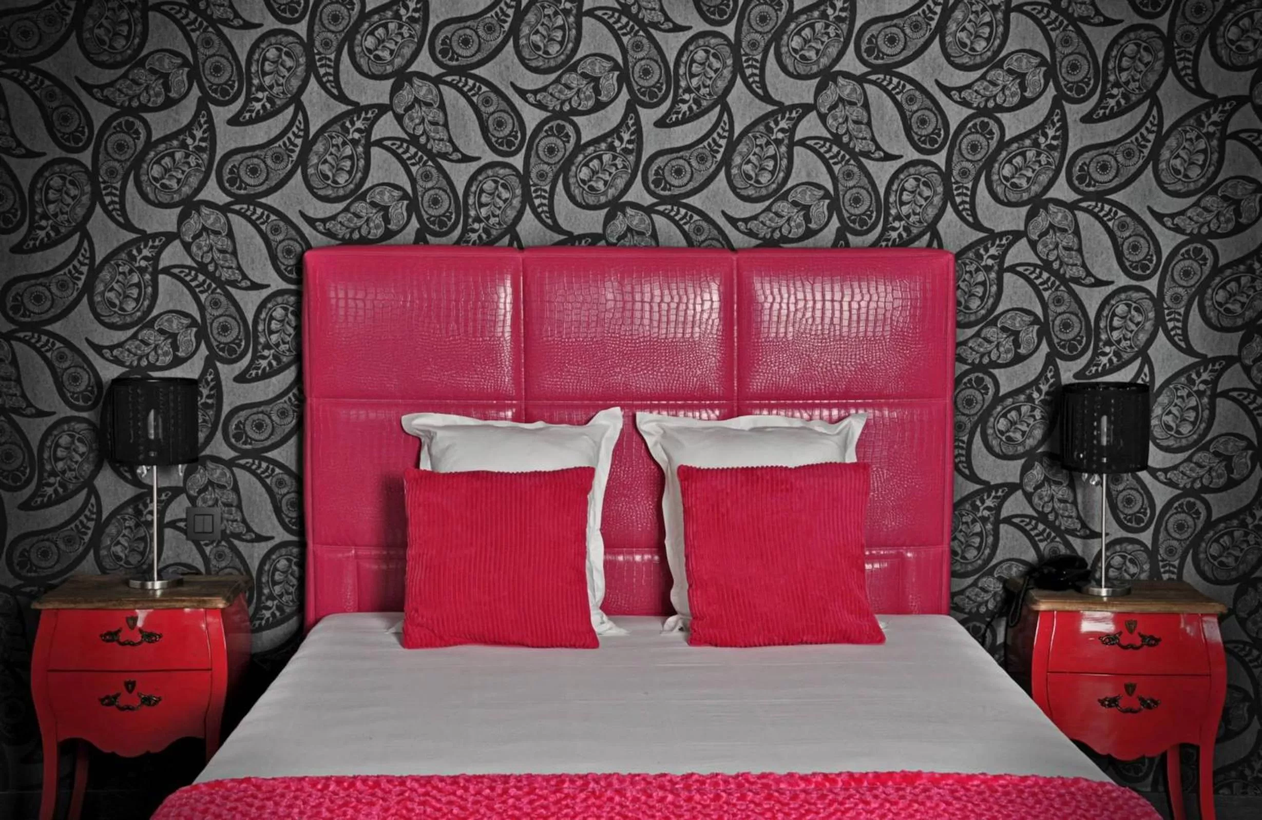 Photo of the whole room, Bed in V E R O N E - Rooms & Suites - Liège - Rocourt