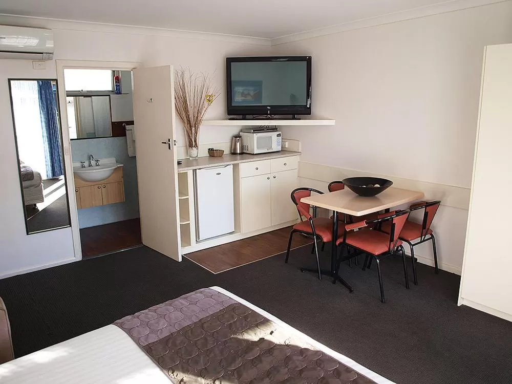 Dining area, TV/Entertainment Center in Mornington Motel