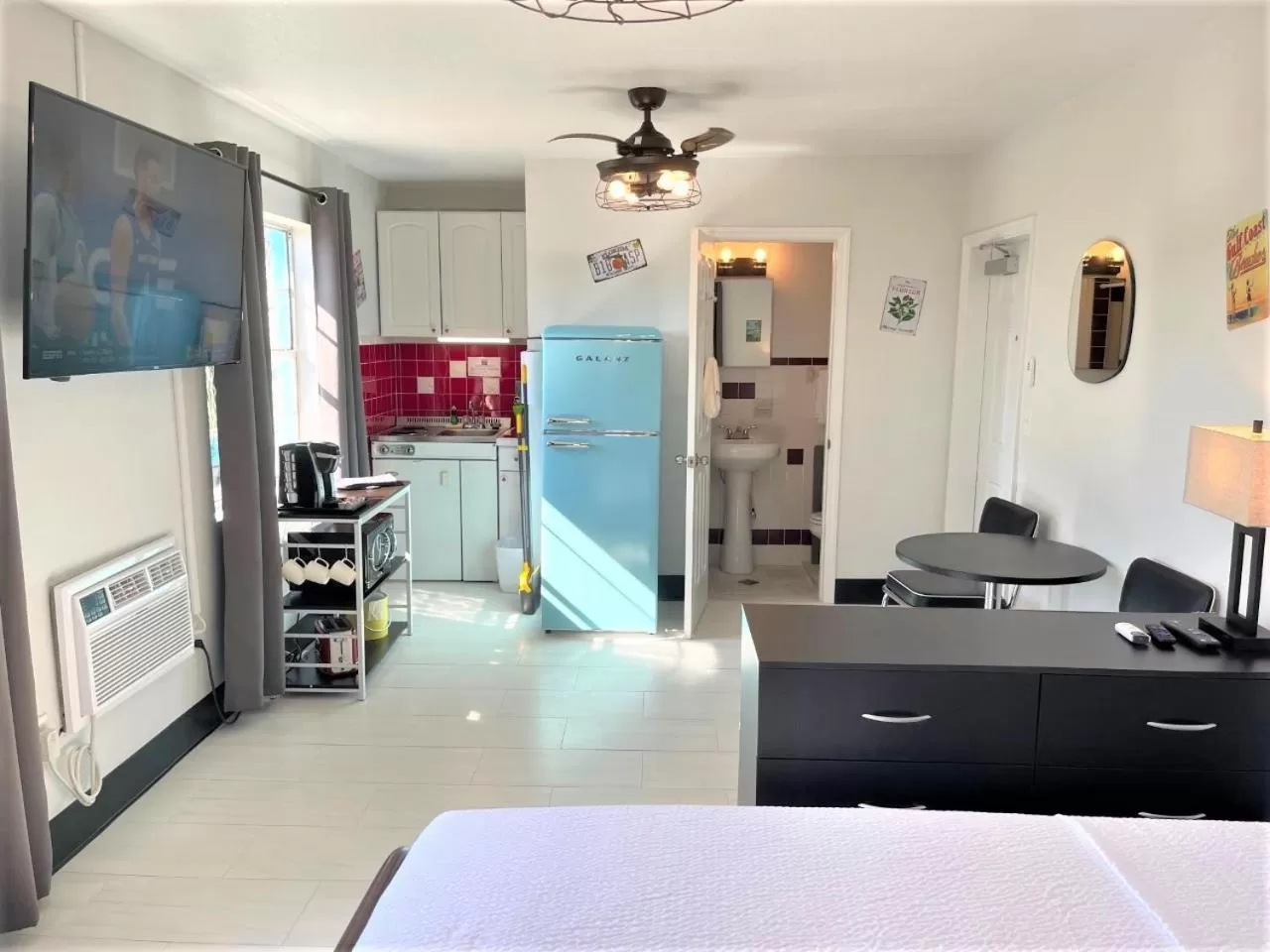 Kitchen or kitchenette in Sea Jay Motel and Marina