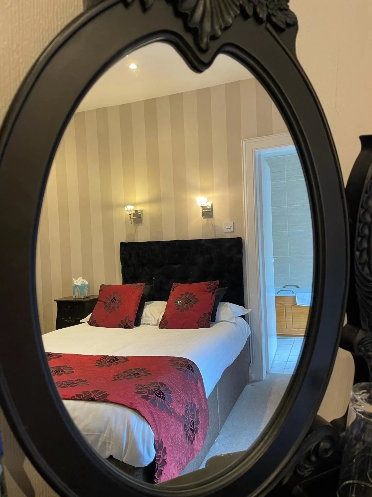 Bed in The Original Rosslyn Inn