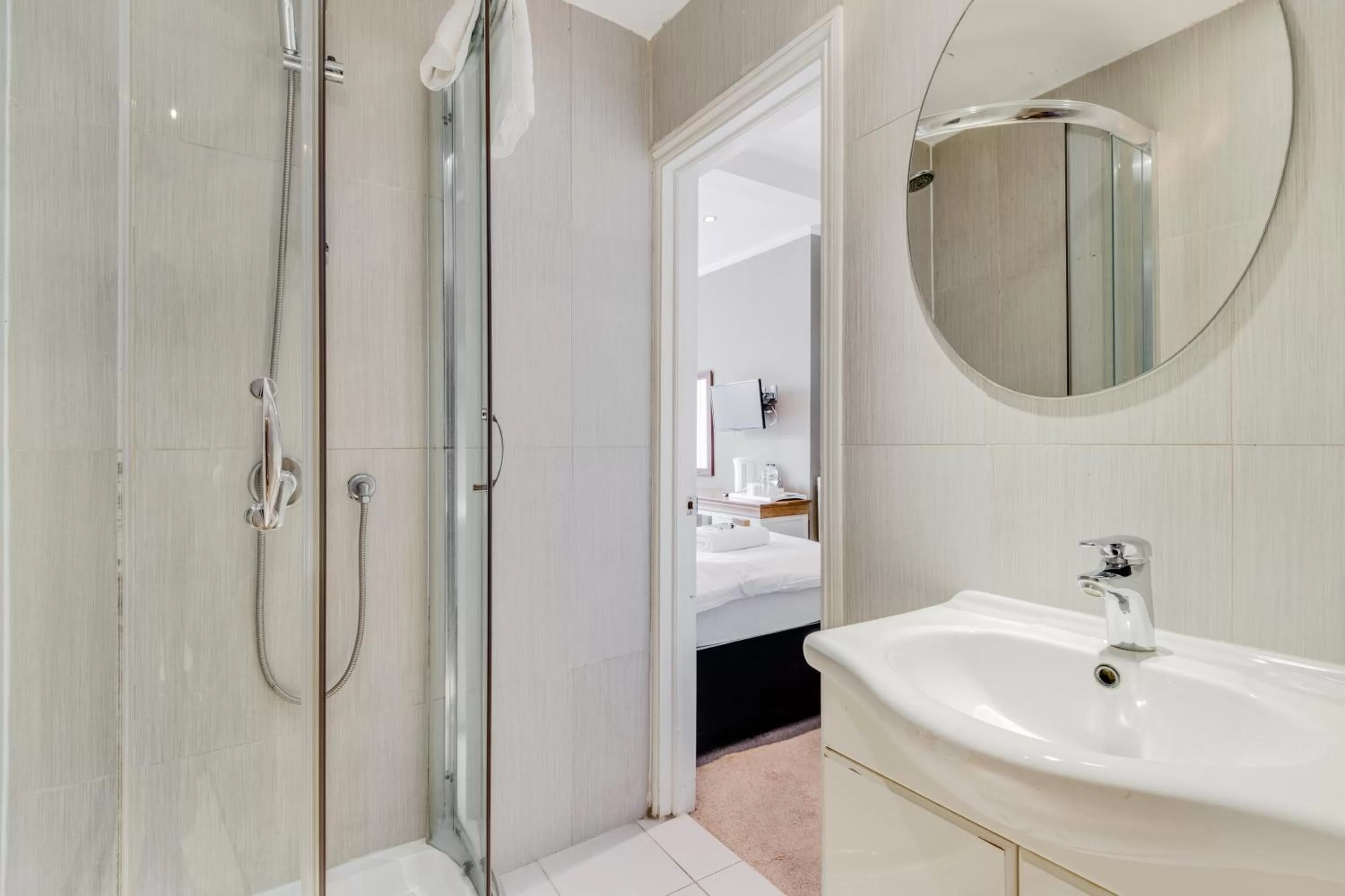 Shower in 1 Lexham Gardens Hotel