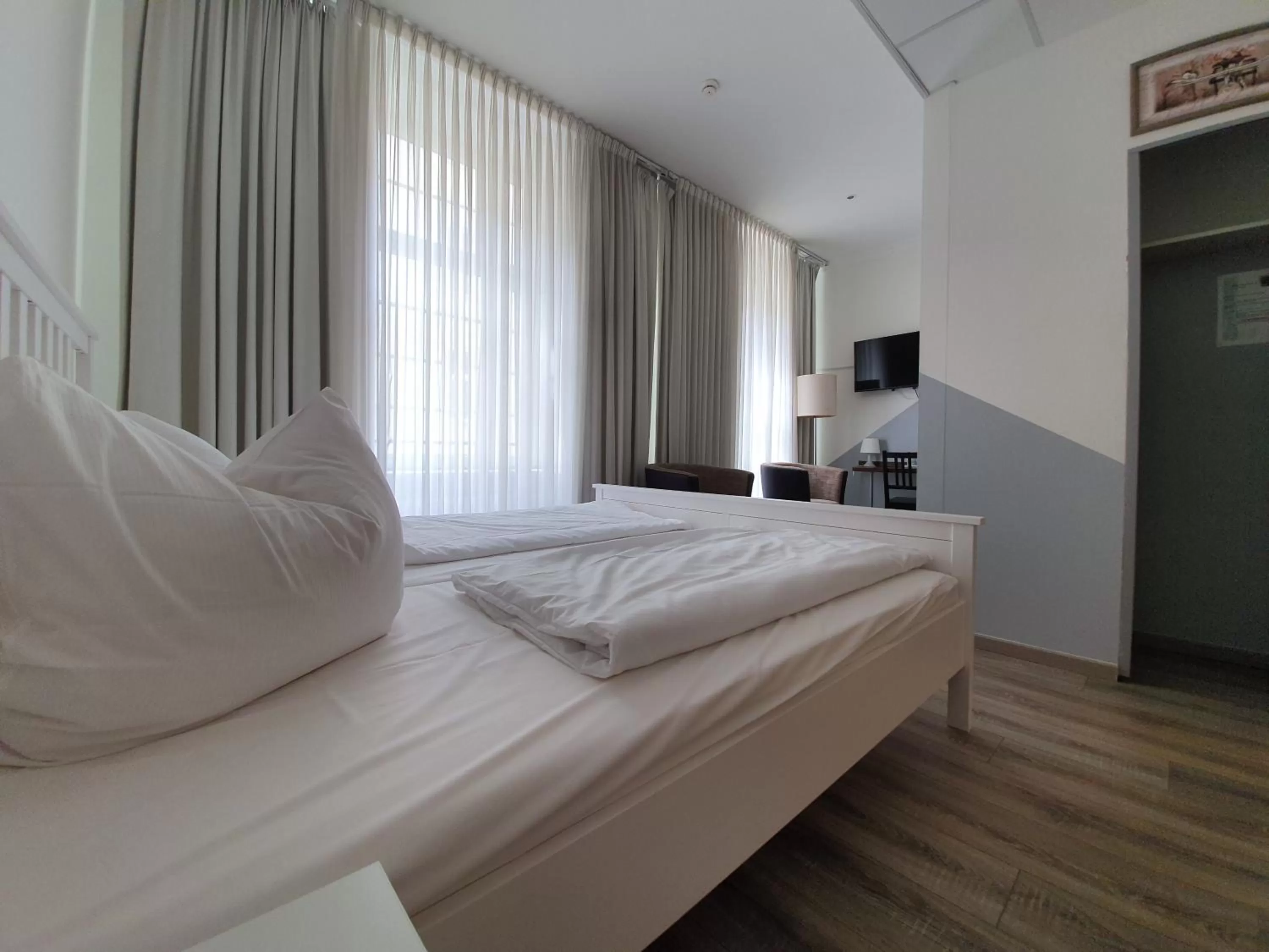 Photo of the whole room, Bed in Erlanger Hof