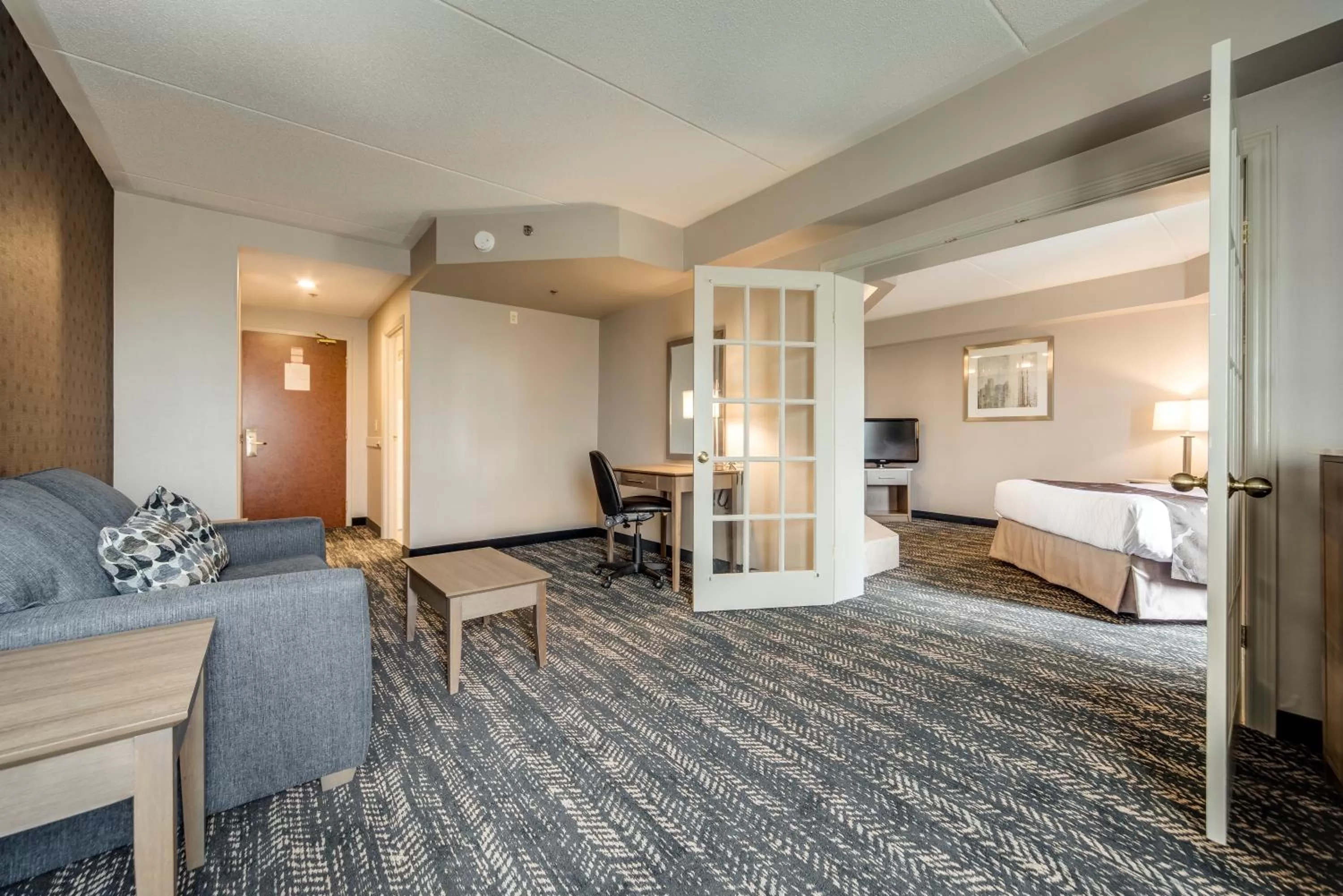 Photo of the whole room, Bed in Monte Carlo Inn Brampton