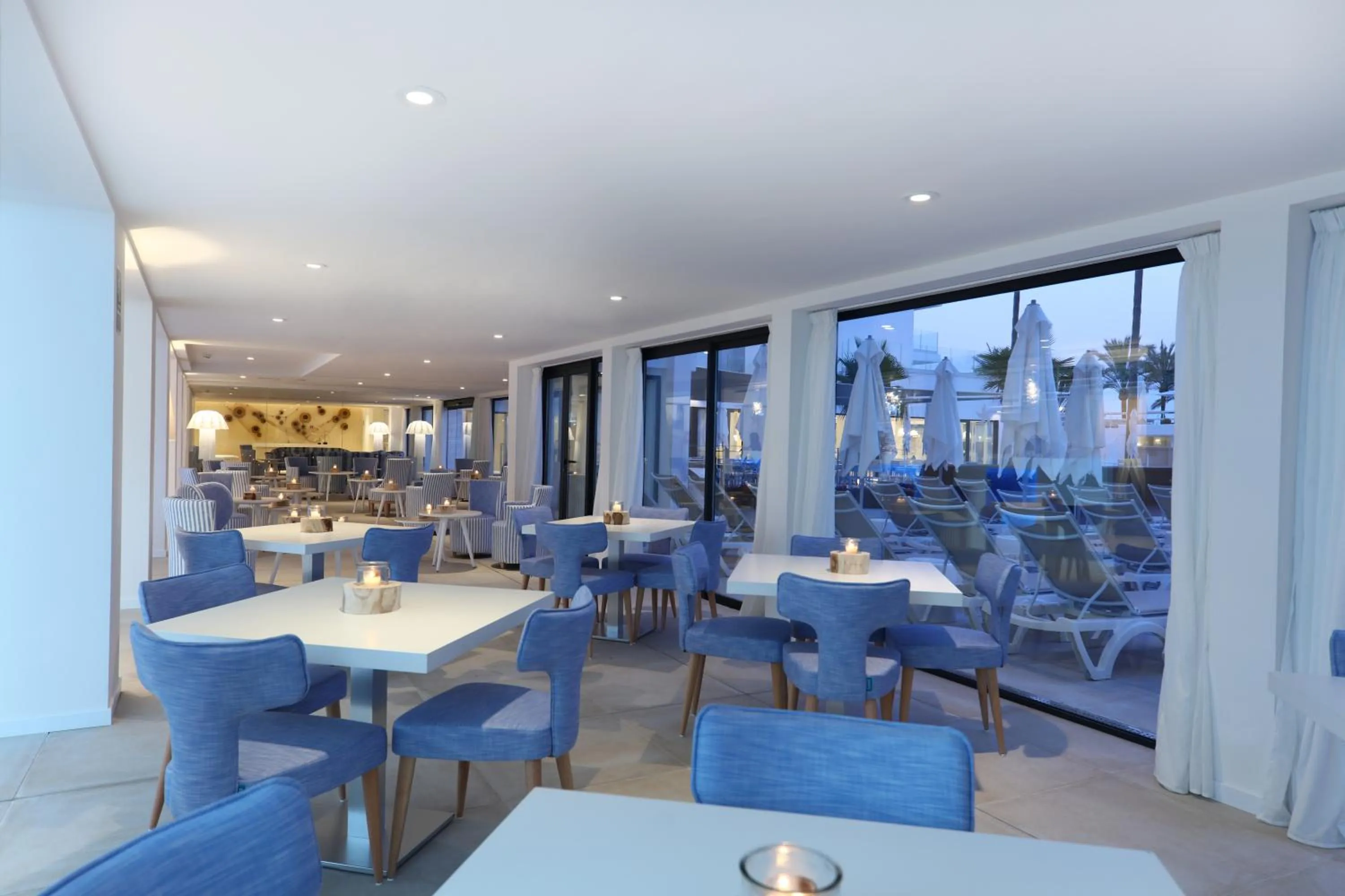 Lounge or bar in Iberostar Waves Bahía de Palma - Adults Only