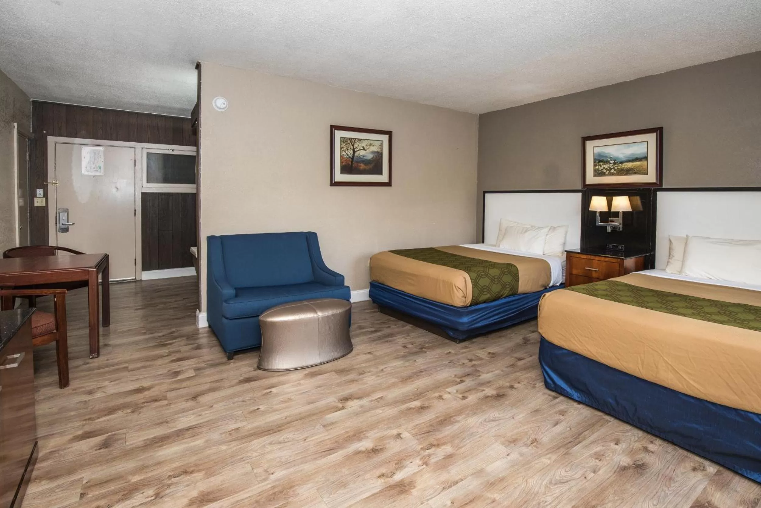 Photo of the whole room, Bed in Chalet Inn