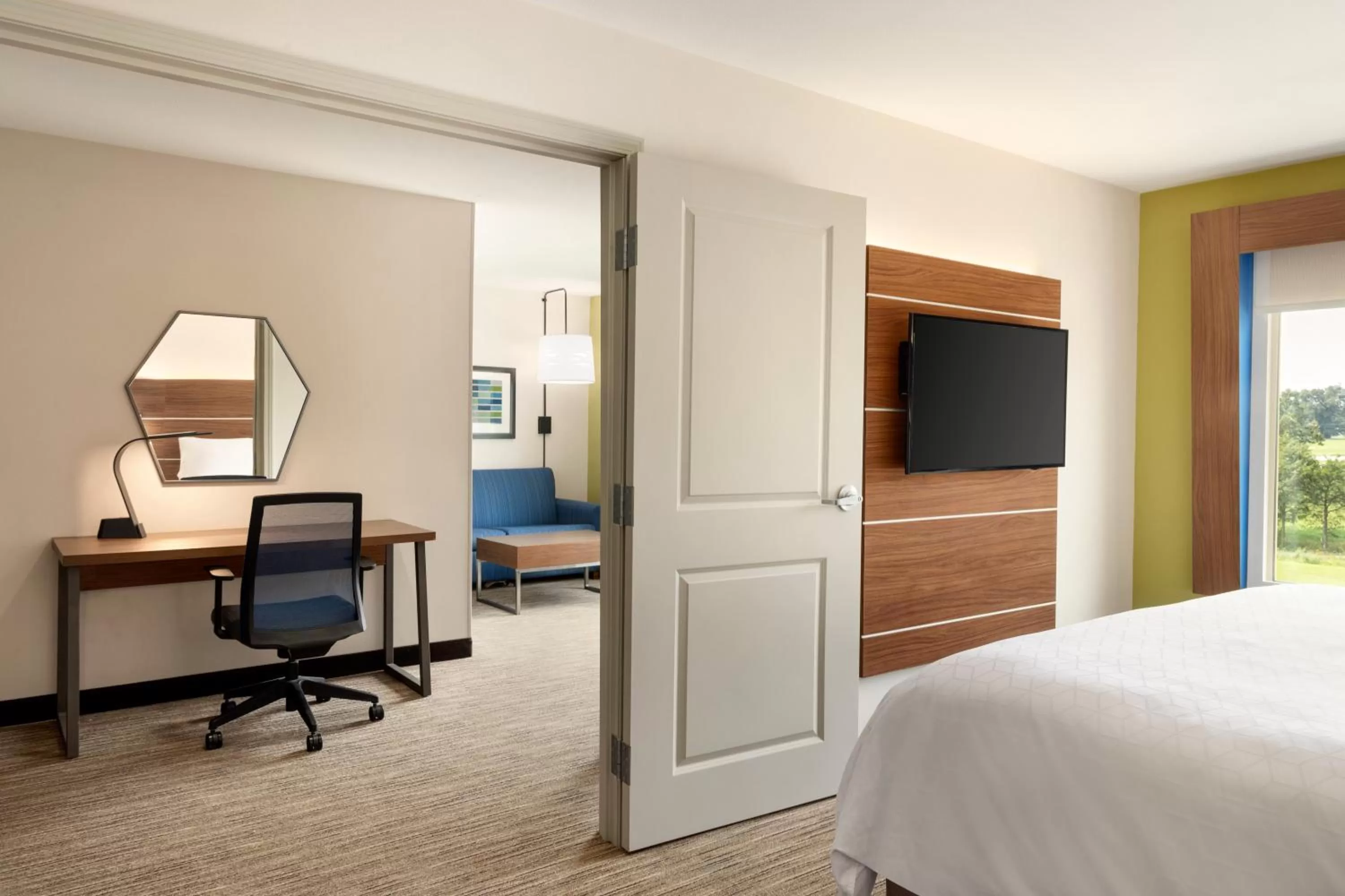 Communal lounge/ TV room, Bed in Holiday Inn Express & Suites Searcy by IHG