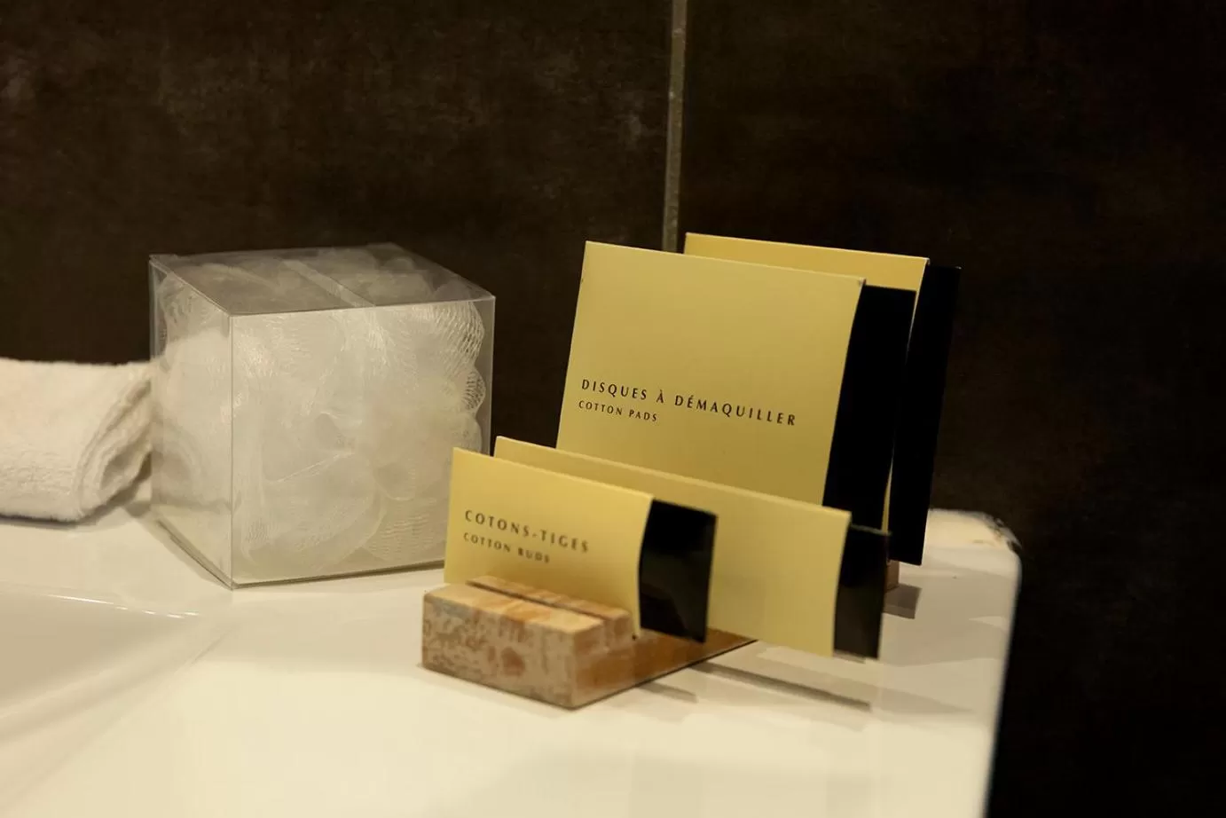 Bed in SWIM LODGE HOTEL Piscine privée ou Jacuzzi privé