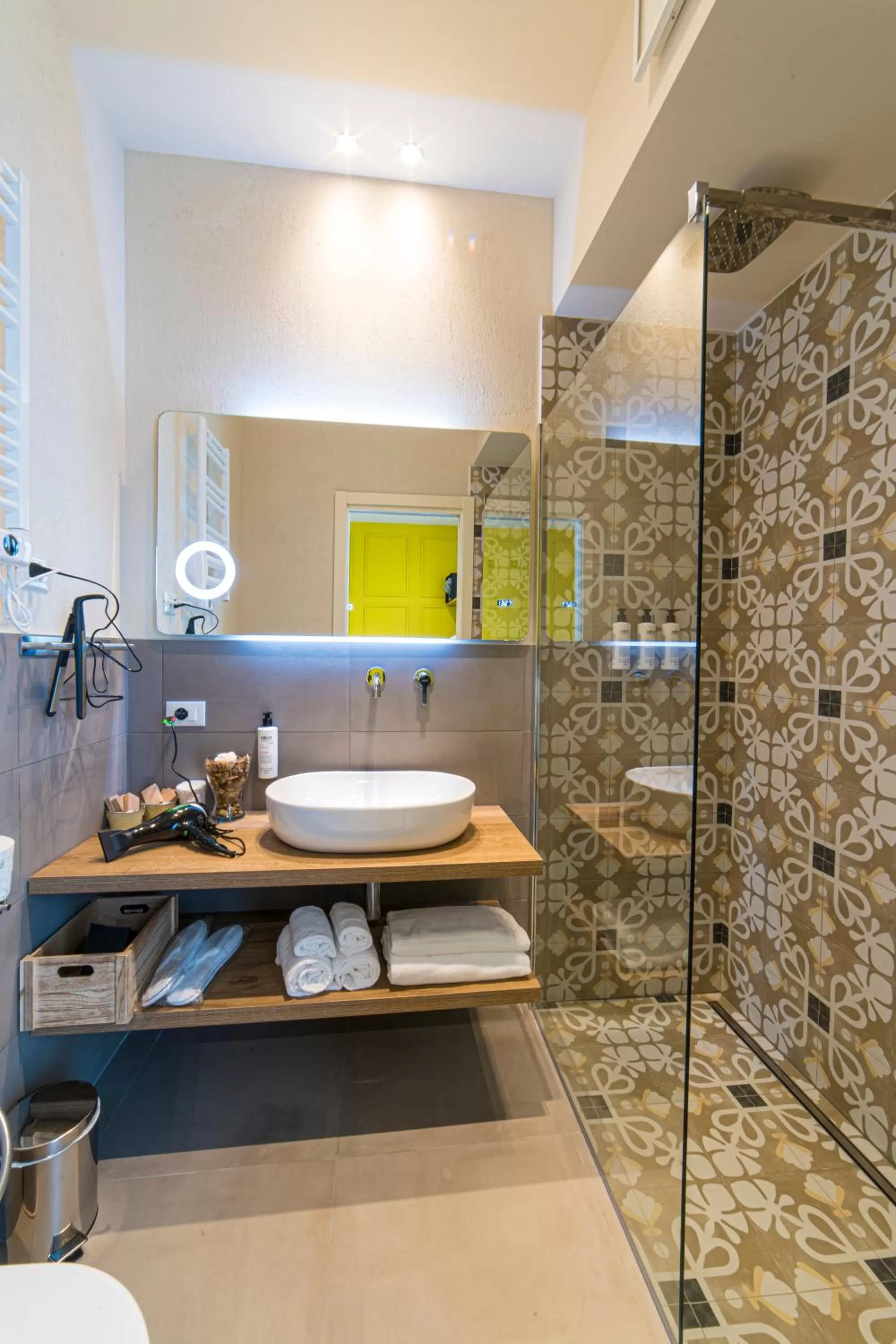 Shower in B&B SMARTFIT HOUSE - Room & Relax in Pescara