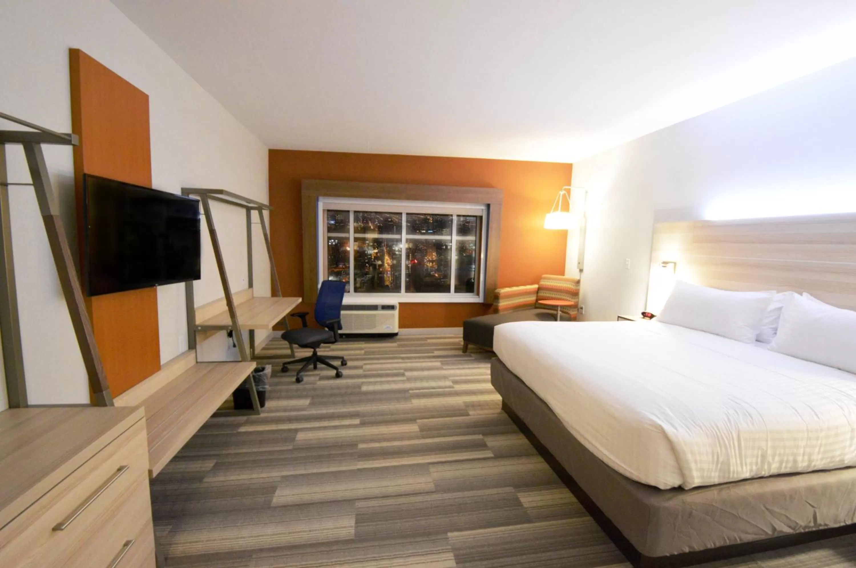 Photo of the whole room, Bed in Holiday Inn Express & Suites Toledo West by IHG