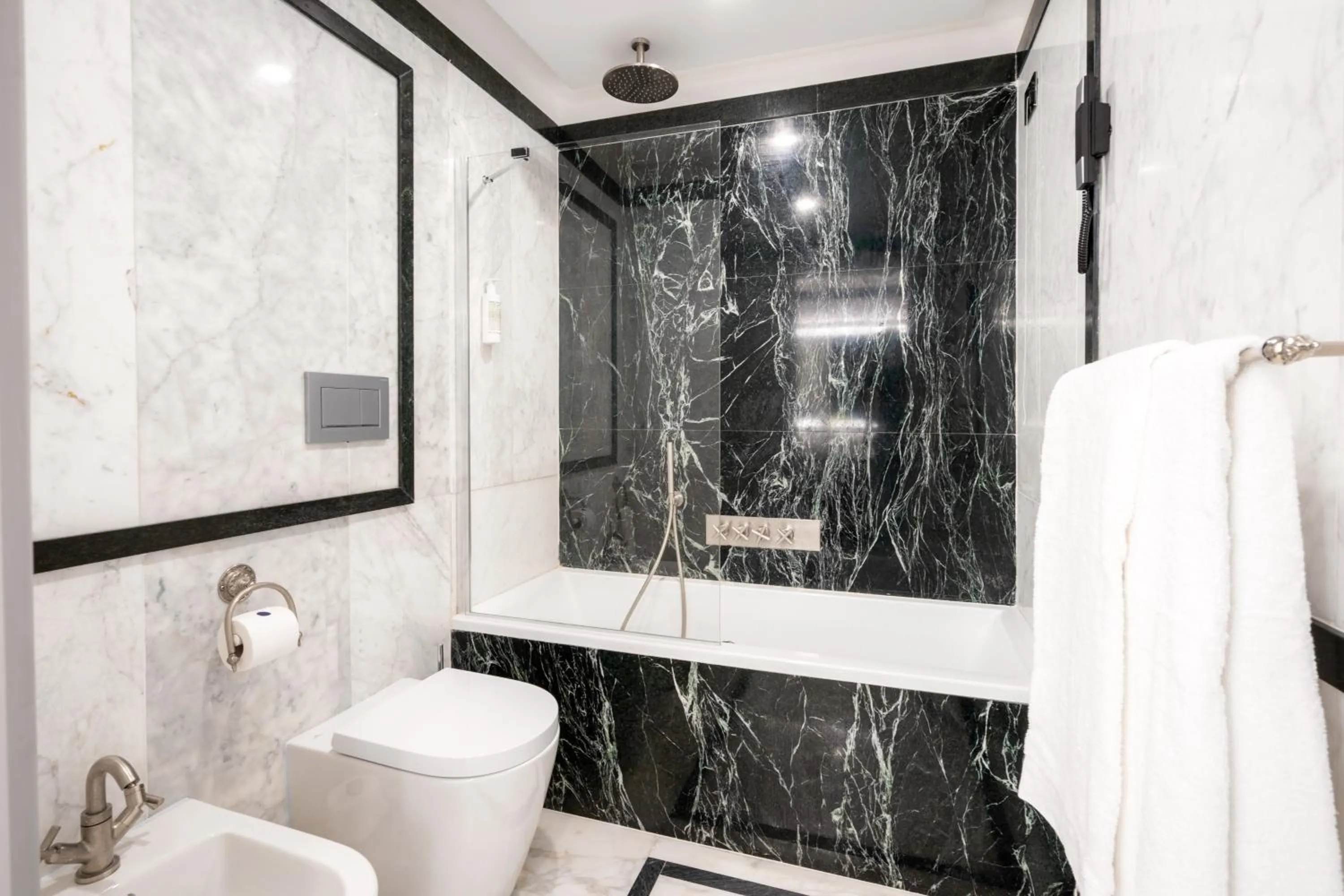 Shower in Grand Hotel Parker's