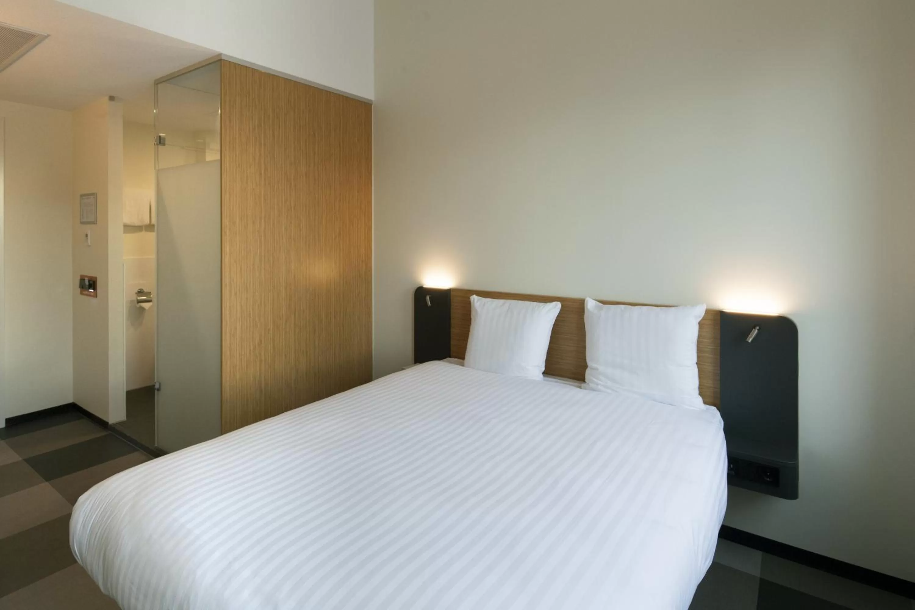 Photo of the whole room, Bed in easyHotel Maastricht City Centre