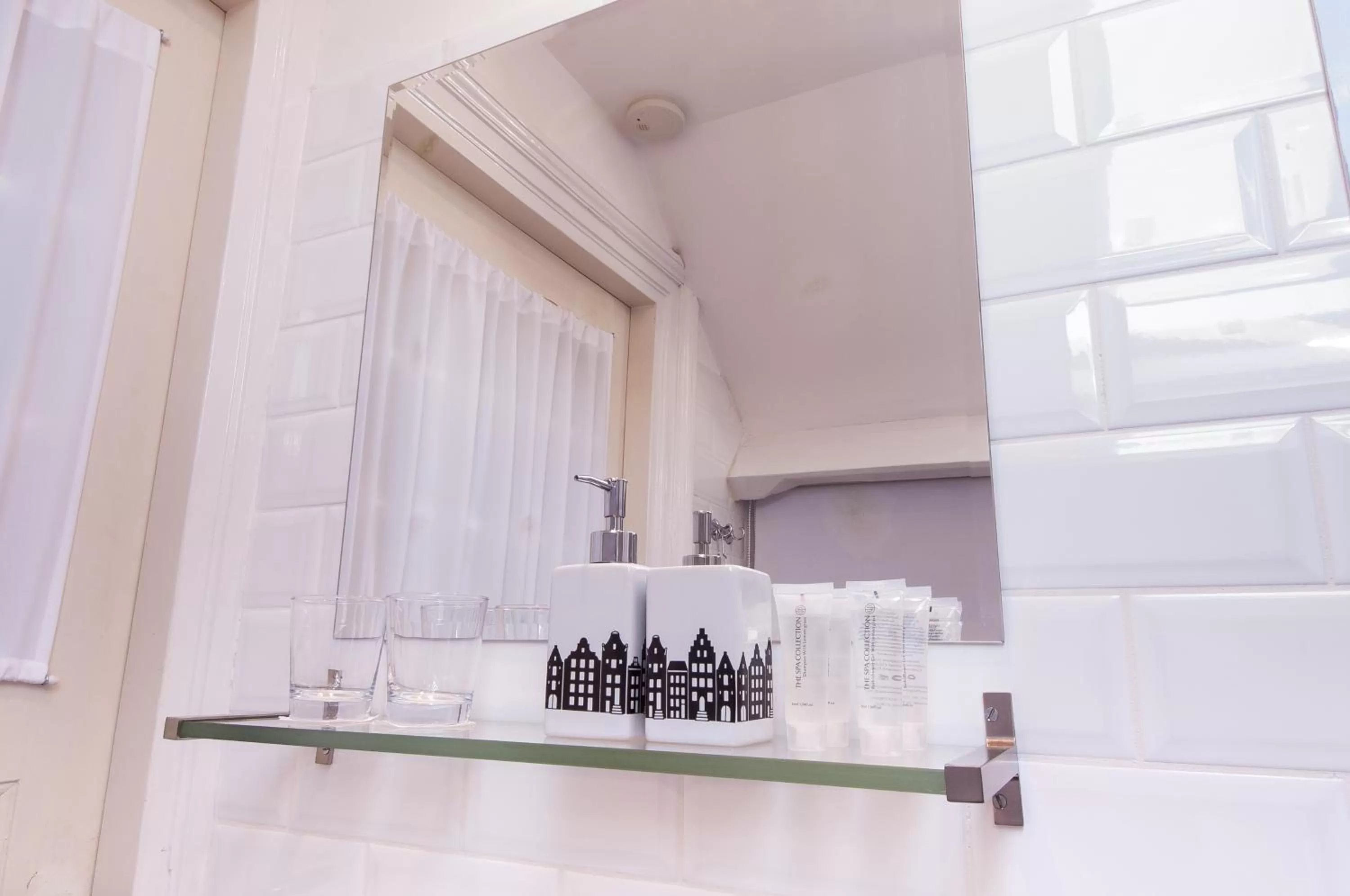 Shower in B&B De Schiedamse Suites