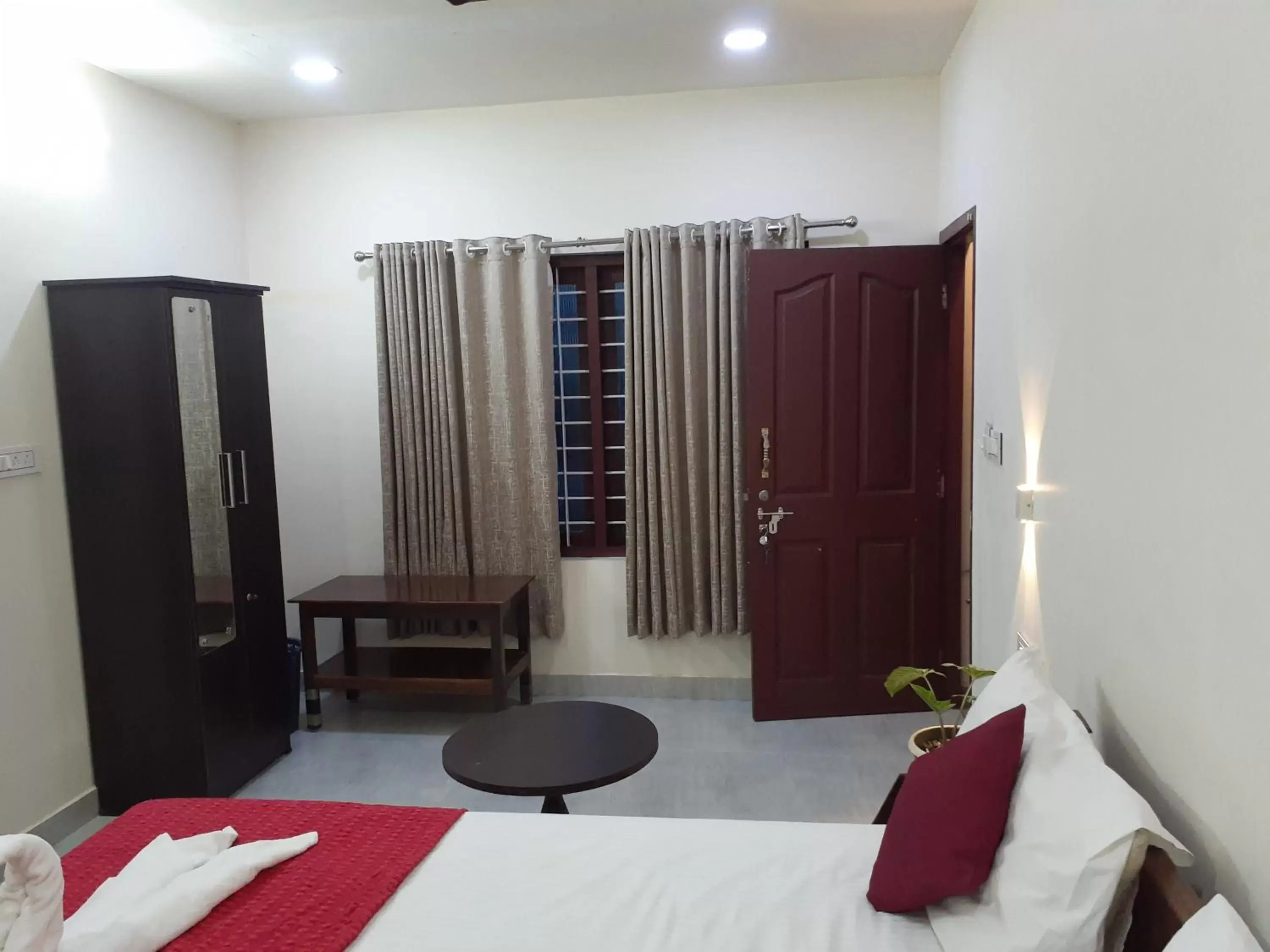 Deluxe Queen Room - single occupancy in Nature Villa Kochi Deluxe Queen Room - single occupancy in Nature Villa Kochi