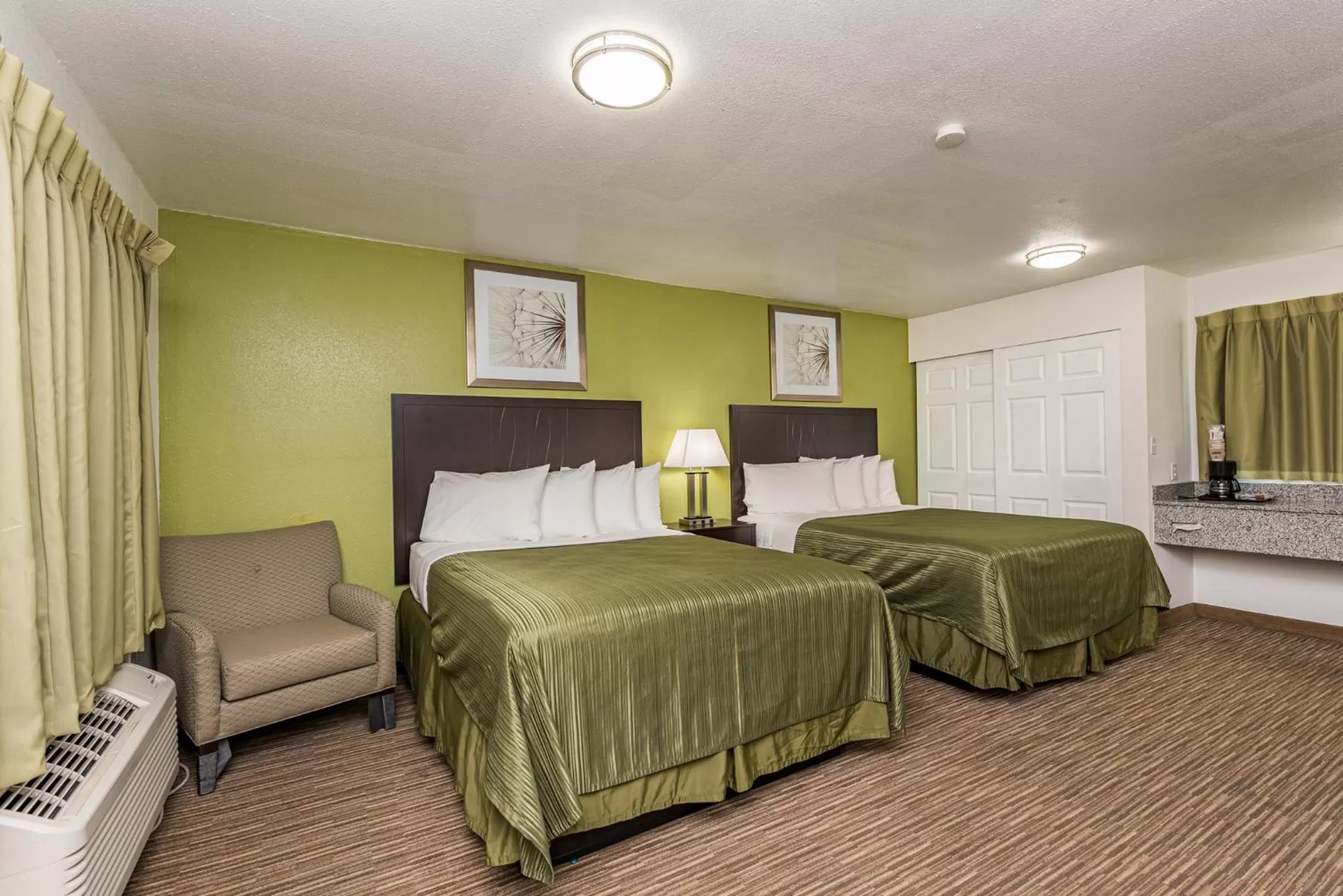 Bed in Sundowner Motel Sequim