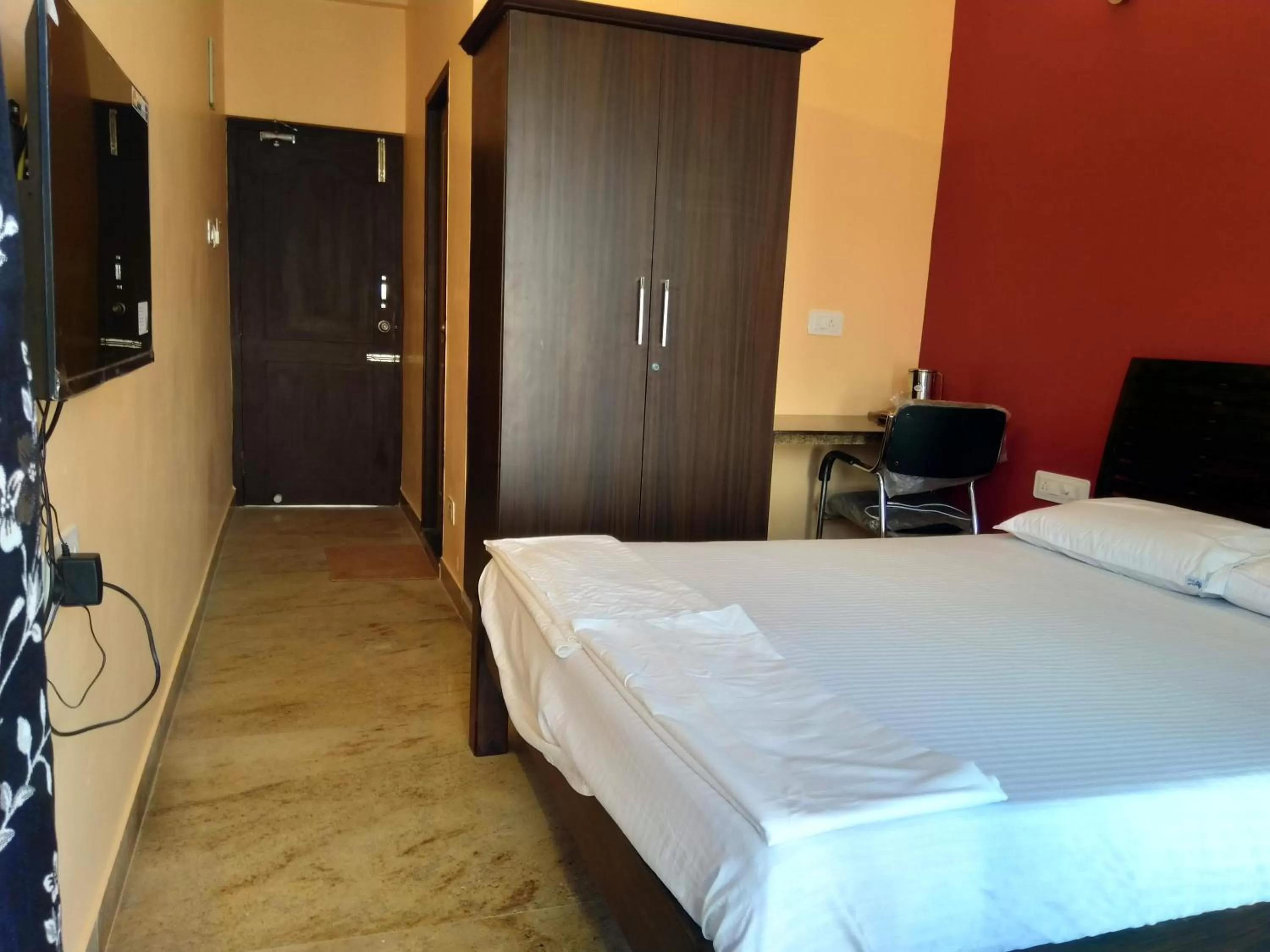 Photo of the whole room, Bed in Chandru De Green