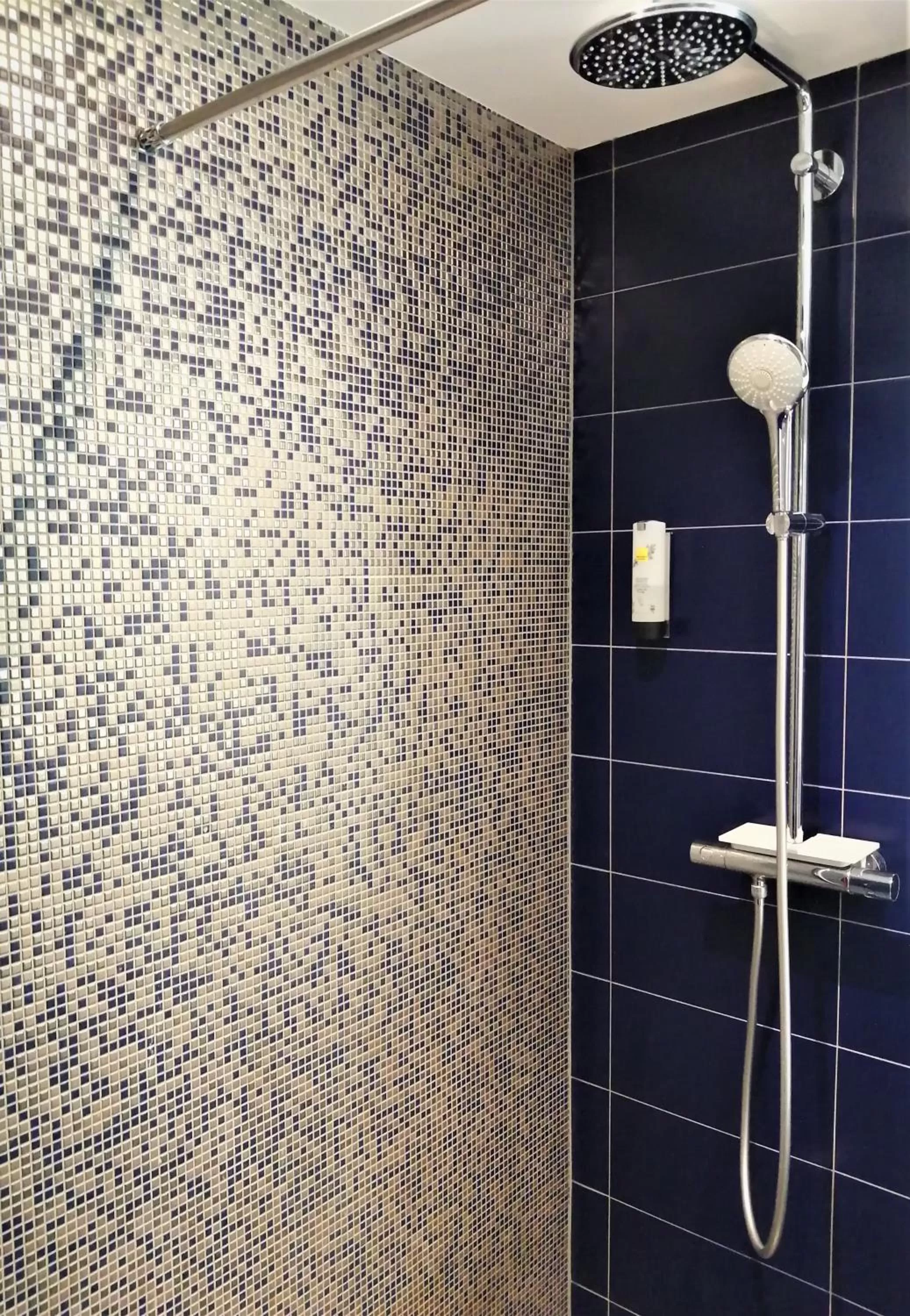 Bathroom in Hotel Inn Paris CDG Airport