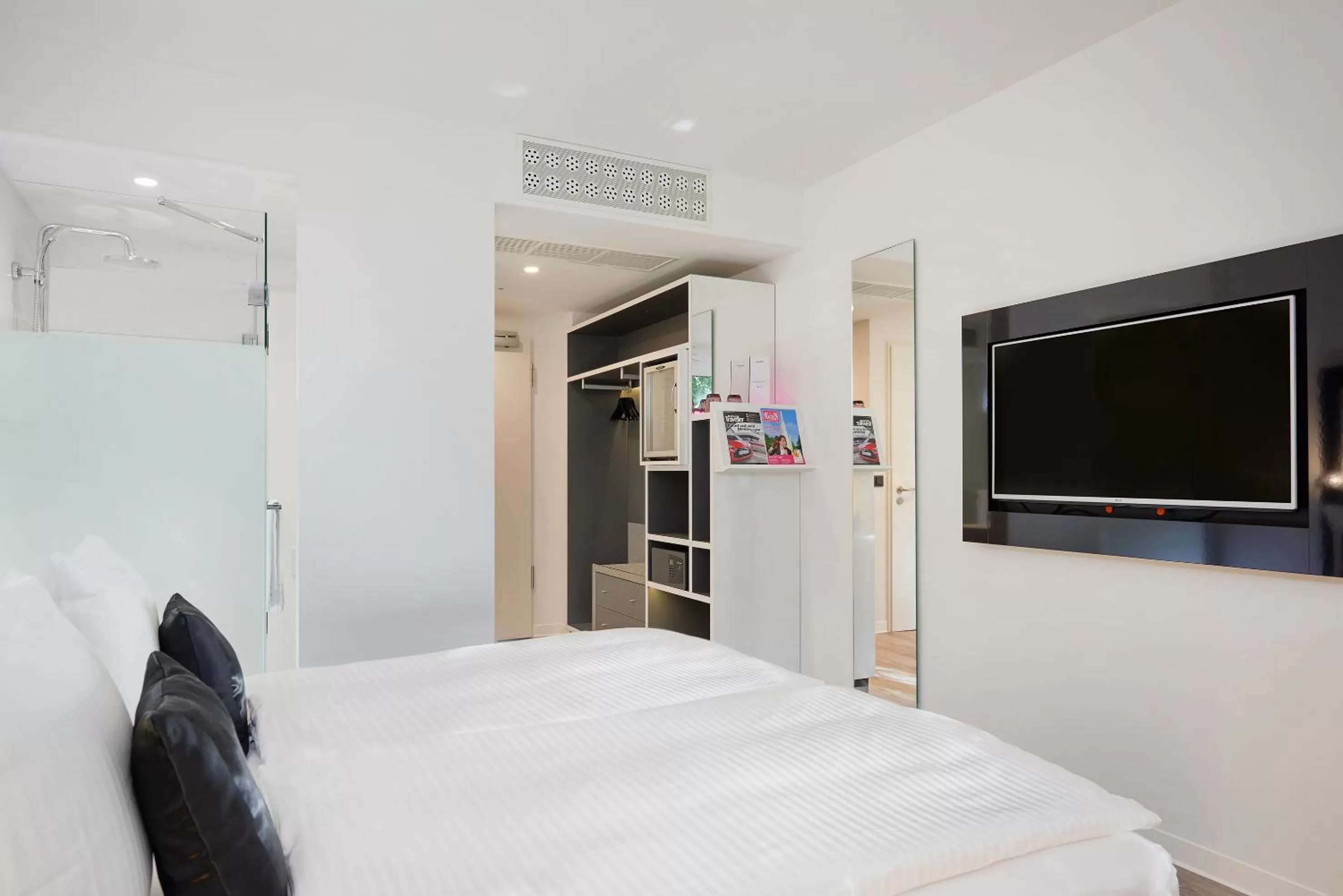 Photo of the whole room, Bed in INNSiDE by Meliá Aachen