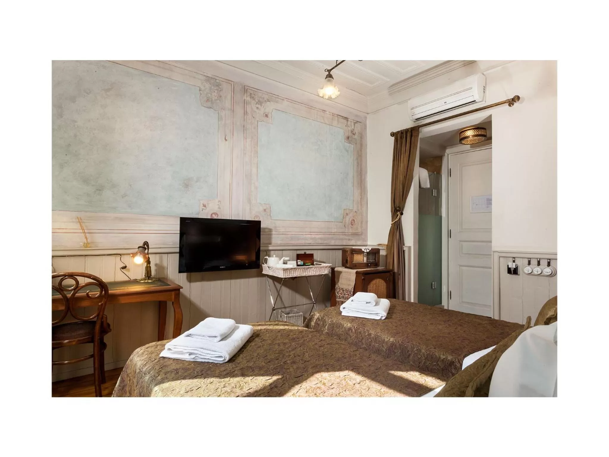 Photo of the whole room, Bed in Hotel Troya Balat