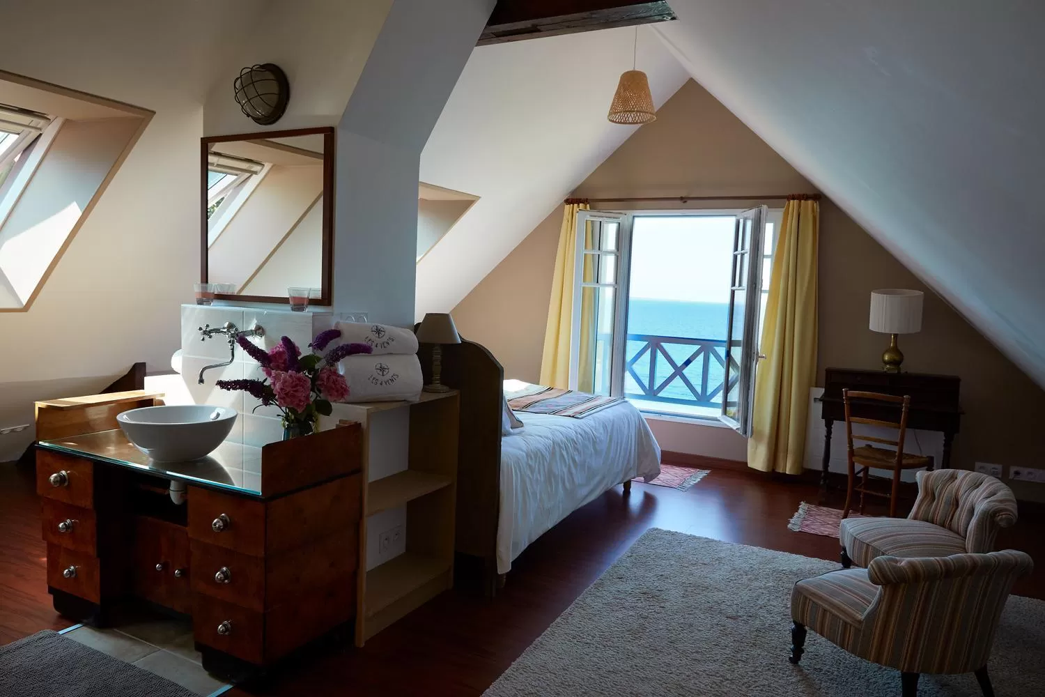 Shower, Bed in Chambres d'hôtes Les 4 Vents Pointe du Hoc - Landing Beaches