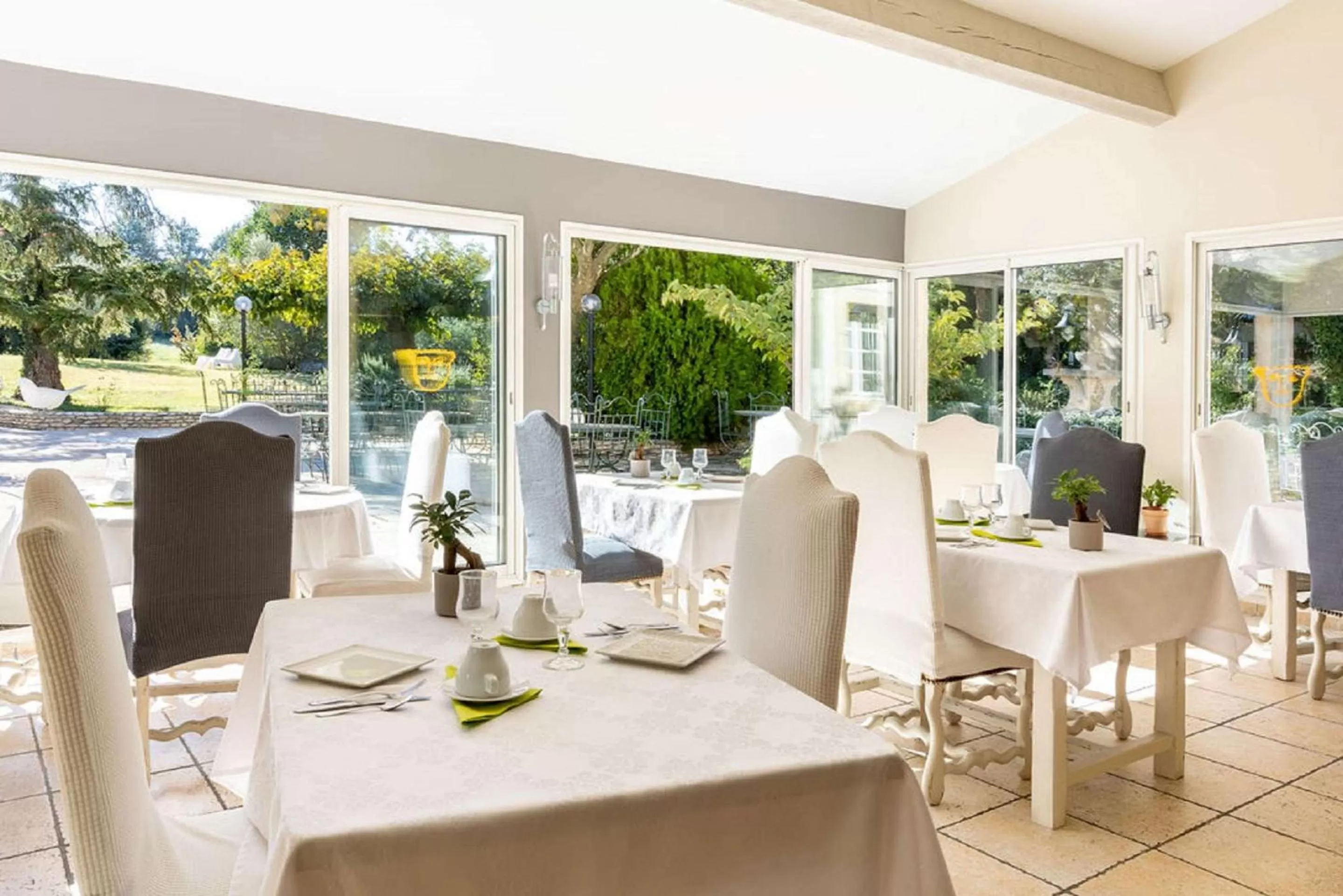 Restaurant/places to eat in Best Western Le Val Majour