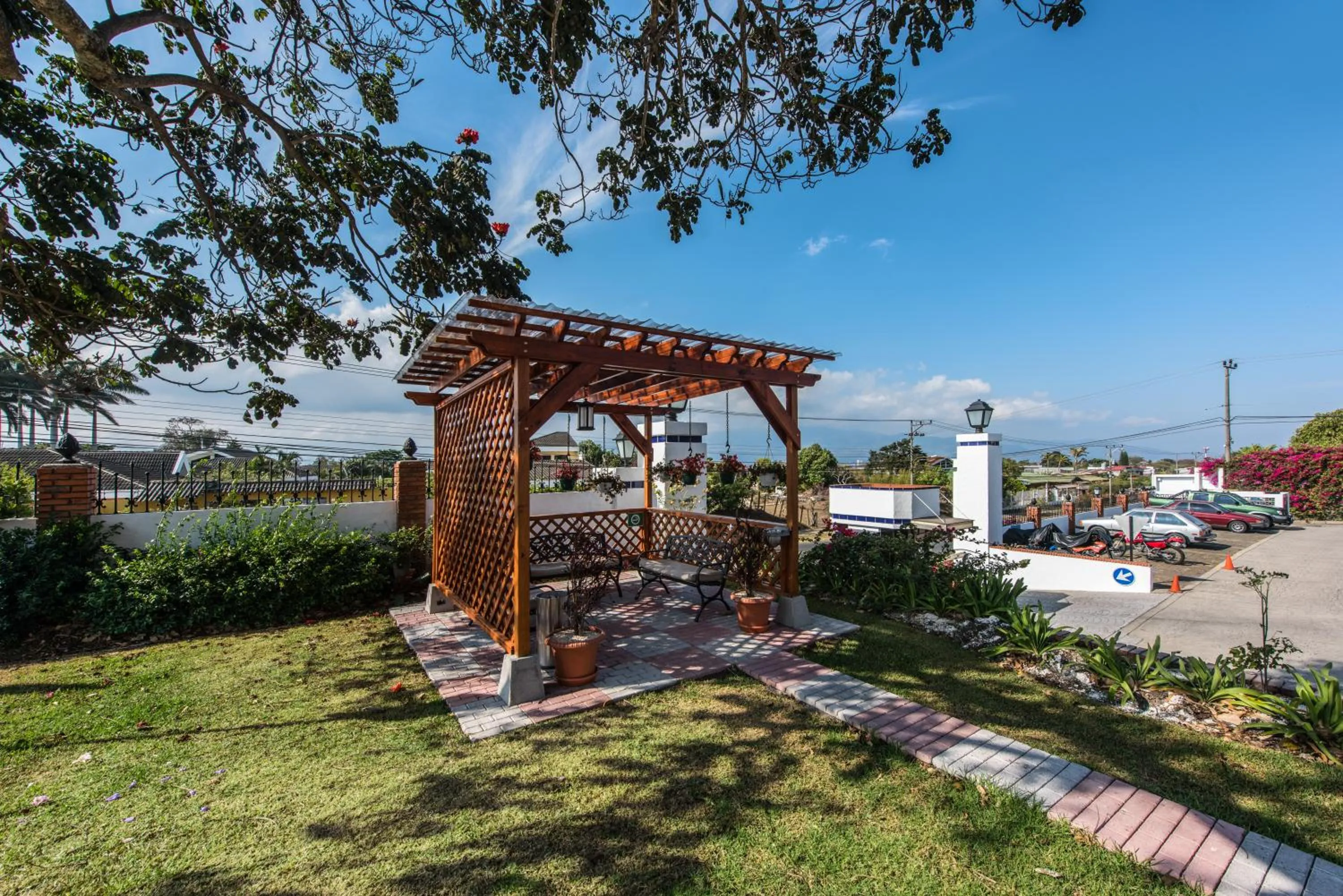 Garden view in Hotel Bougainvillea San José