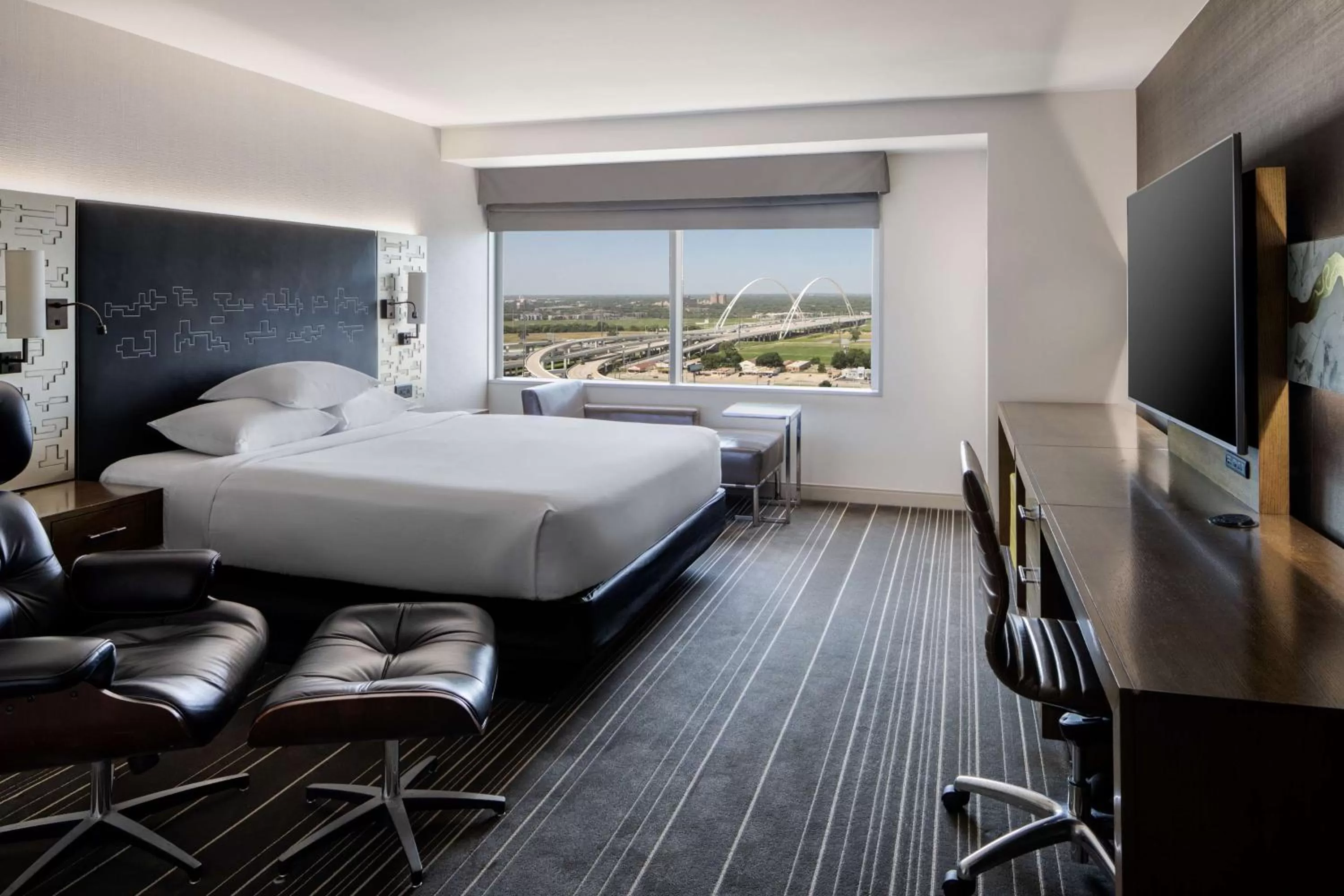 Photo of the whole room, Bed in Hyatt Regency Dallas