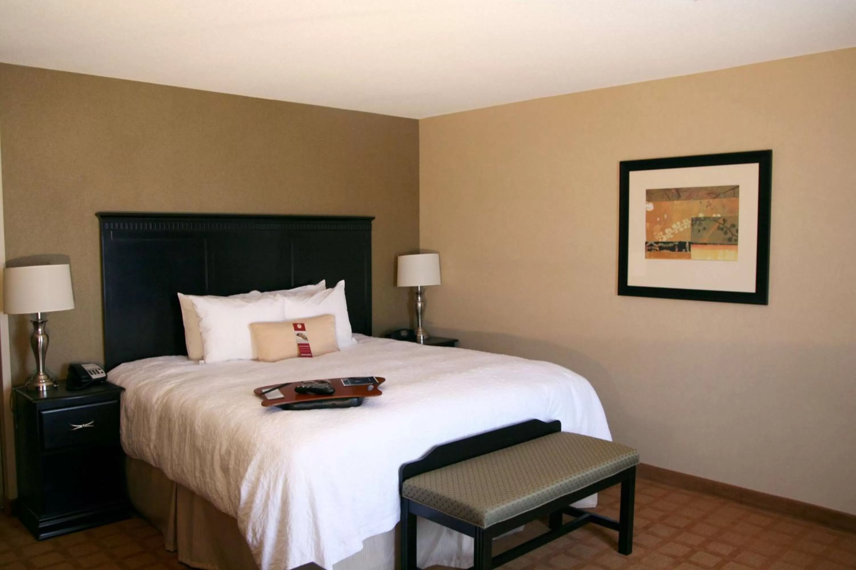 Bed in Hampton Inn & Suites Chicago/Saint Charles