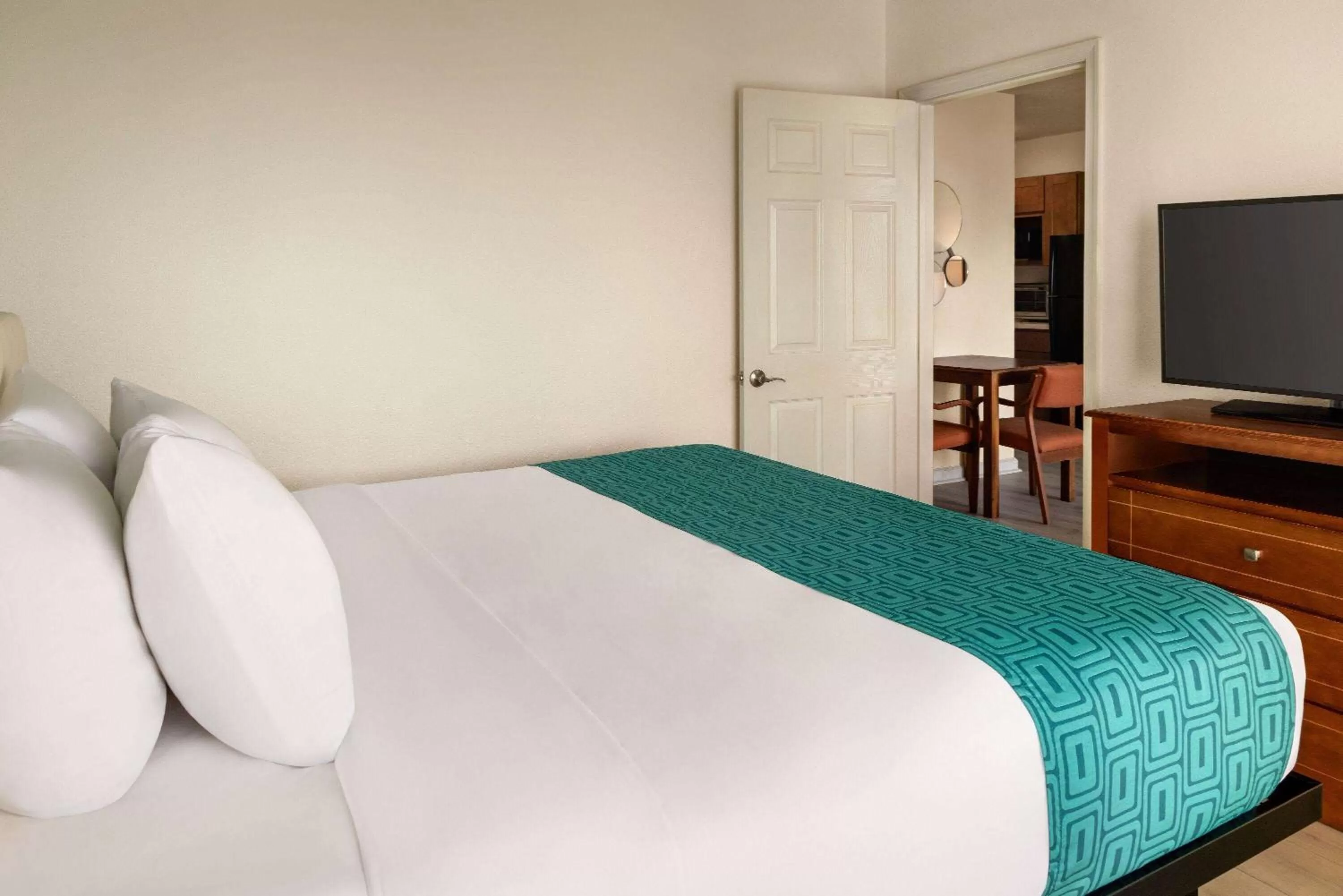 Photo of the whole room, Bed in Howard Johnson by Wyndham Ocean City Oceanfront