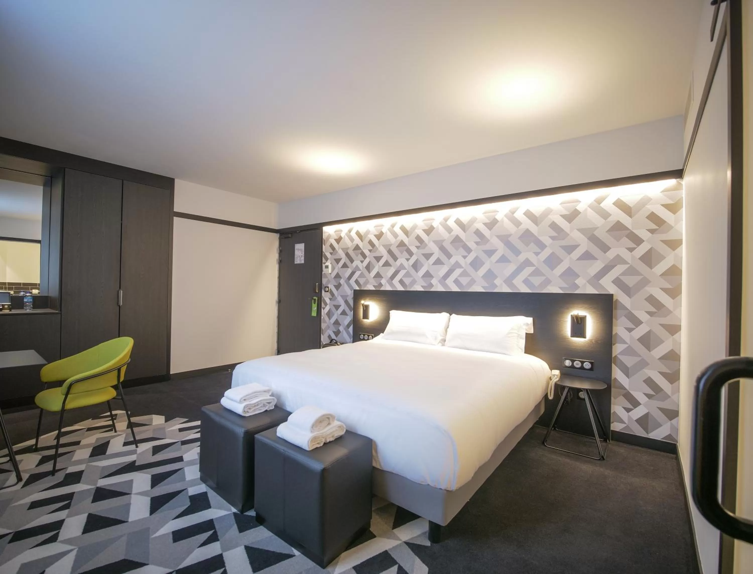 Photo of the whole room, Bed in Le Magic Hôtel & Spa