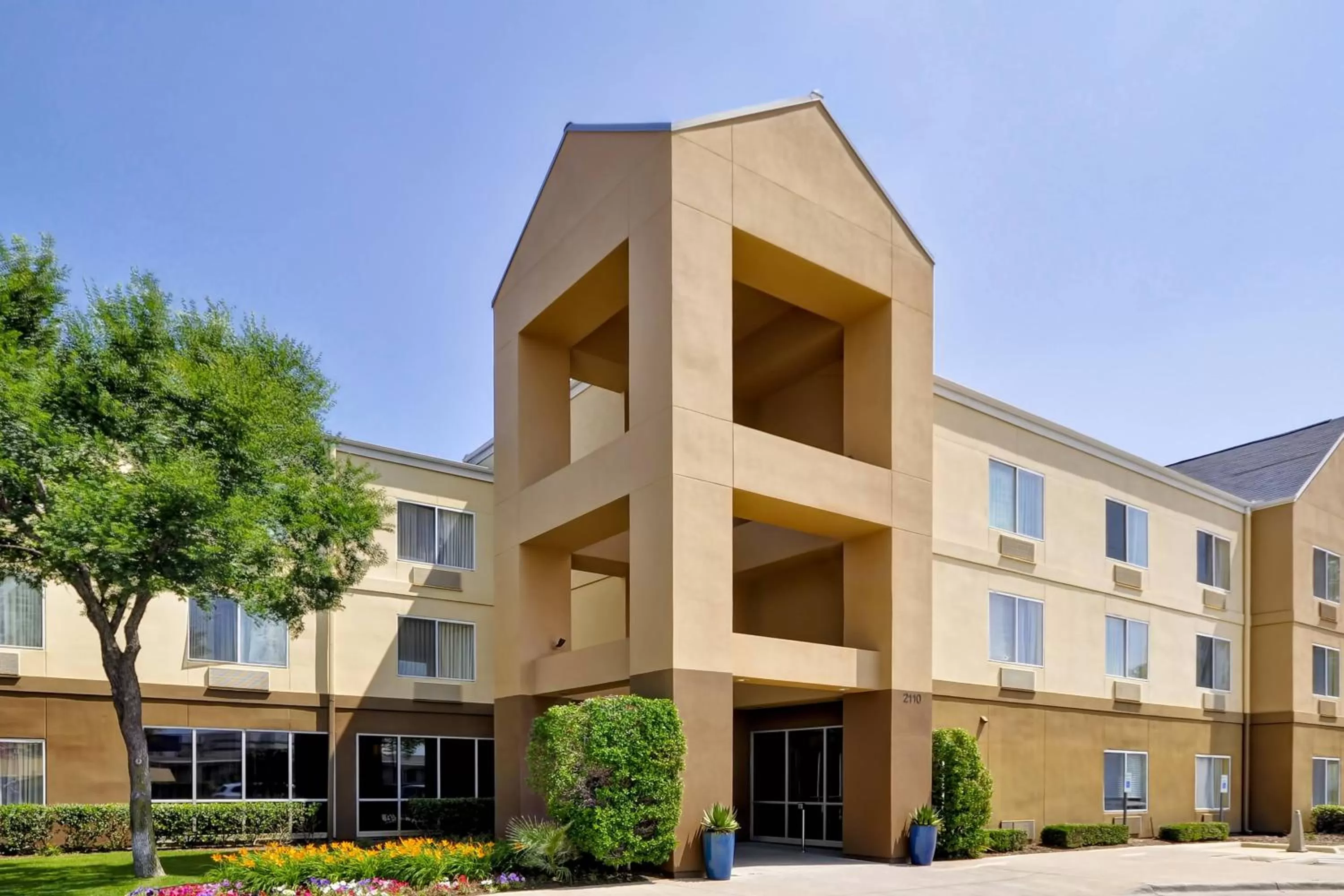 Property building in Fairfield Inn & Suites Dallas Medical/Market Center