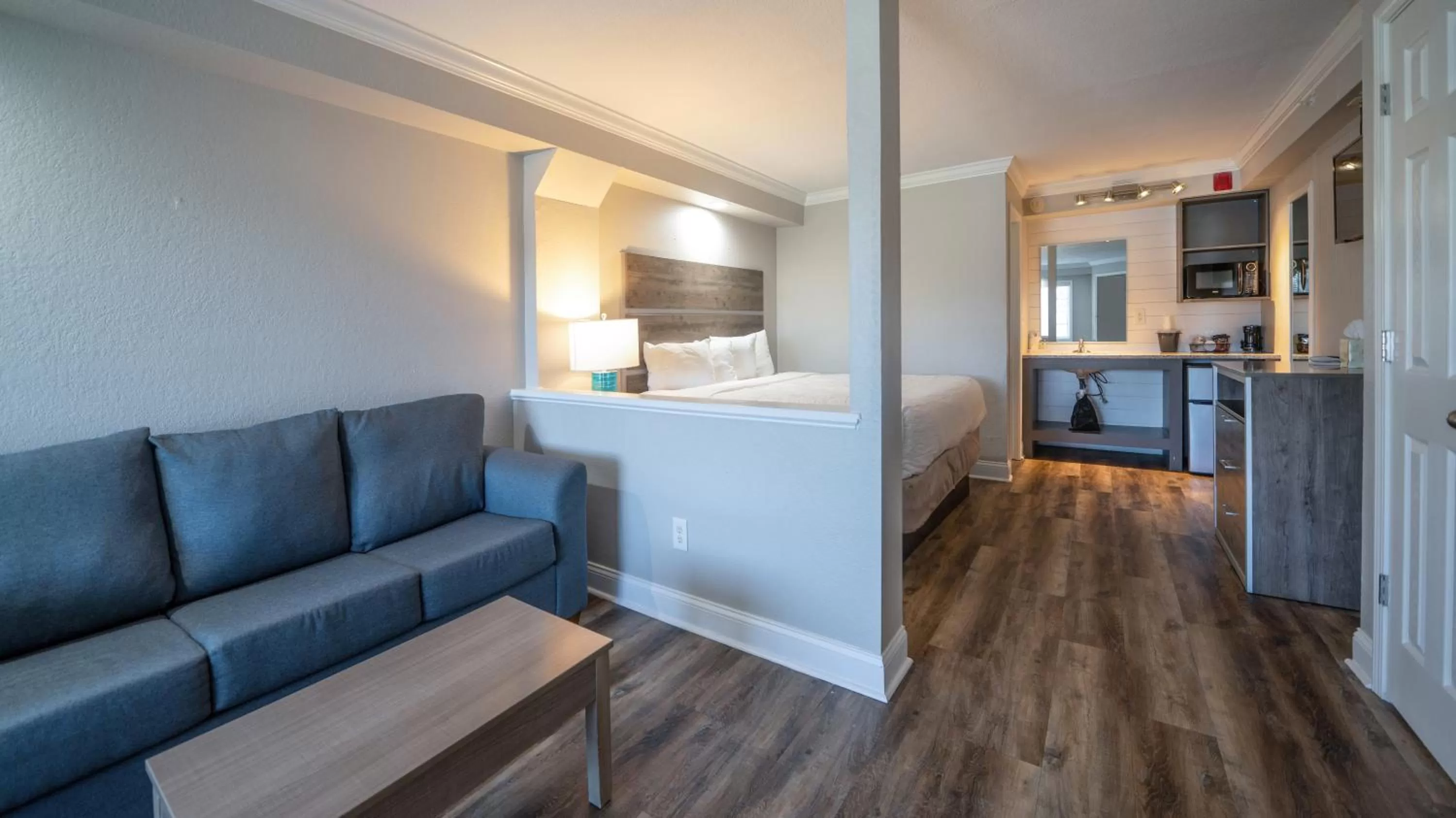 Living room, Bed in Islander Hotel & Resort